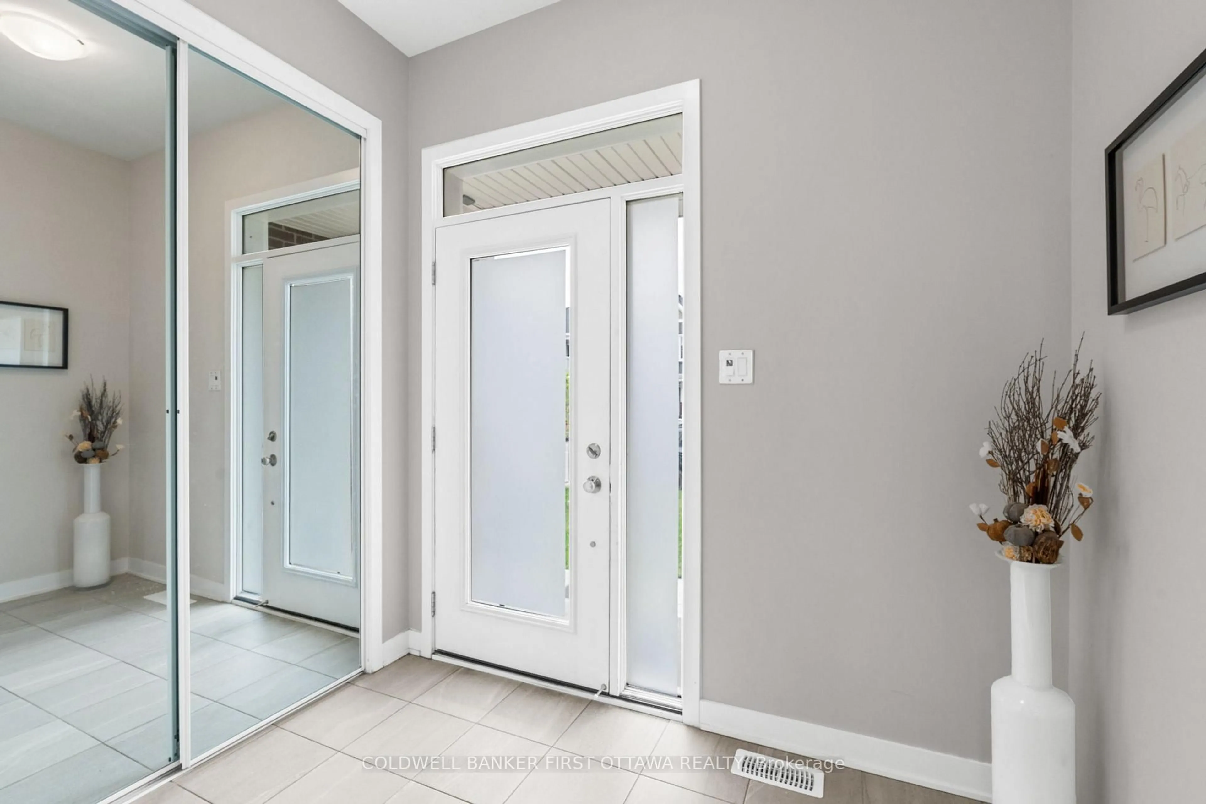 Indoor entryway for 28 Pacing Walk, Richmond Ontario K0A 2Z0