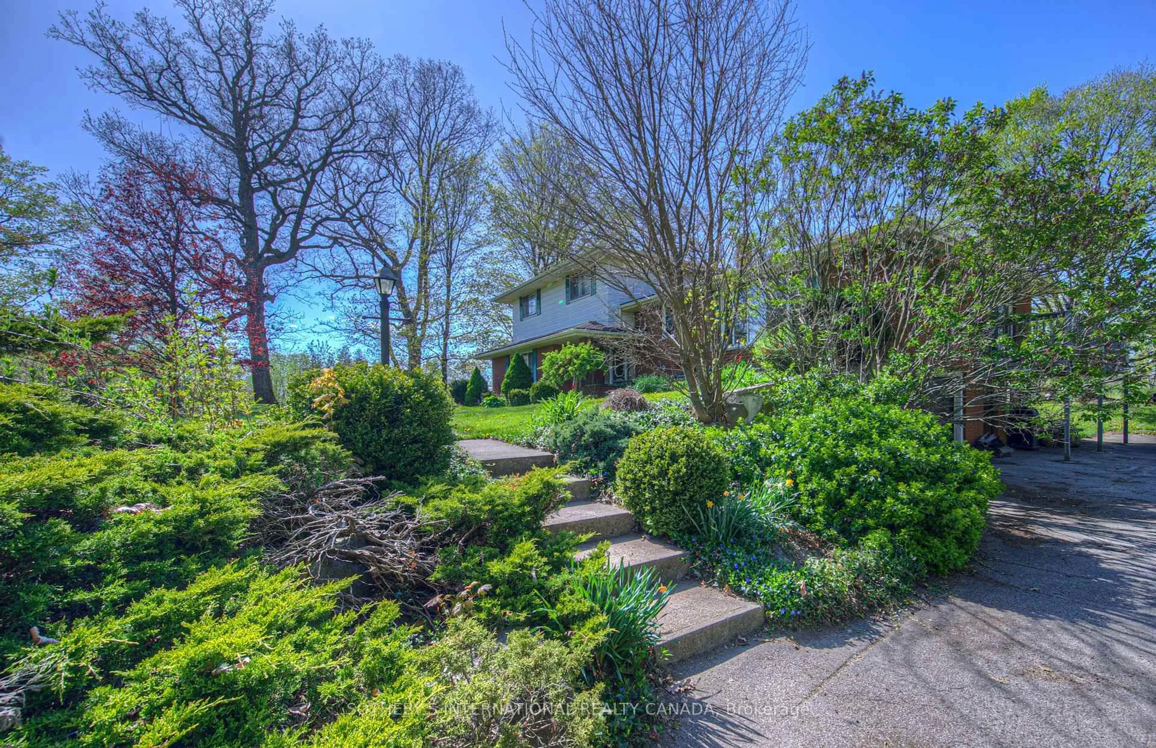 A pic from outside/outdoor area/front of a property/back of a property/a pic from drone, water/lake/river/ocean view for 129 Bethel Rd, Brantford Ontario N3L 3E3