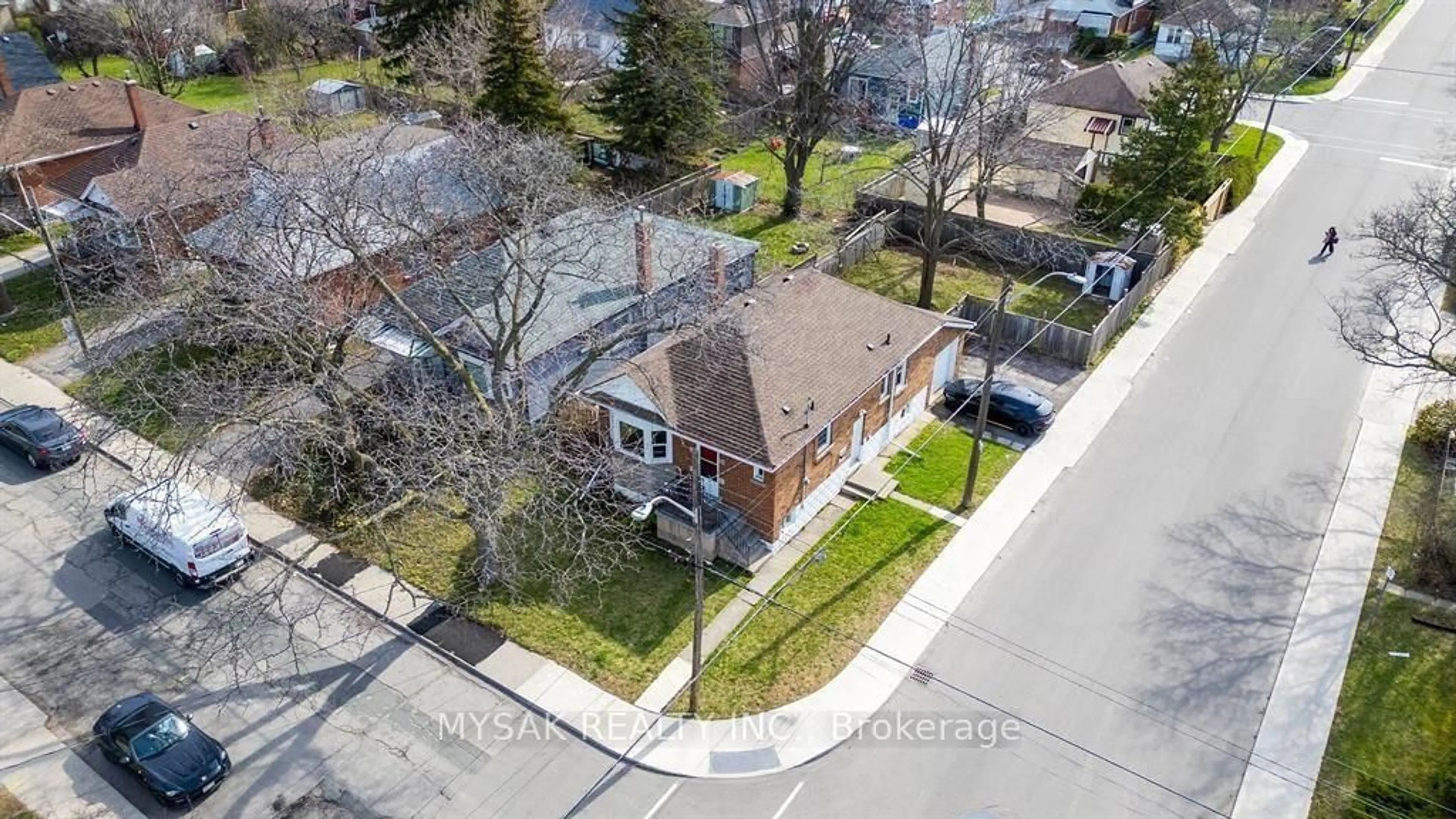 A pic from outside/outdoor area/front of a property/back of a property/a pic from drone, street for 17 West 3rd St, Hamilton Ontario L9C 3J5