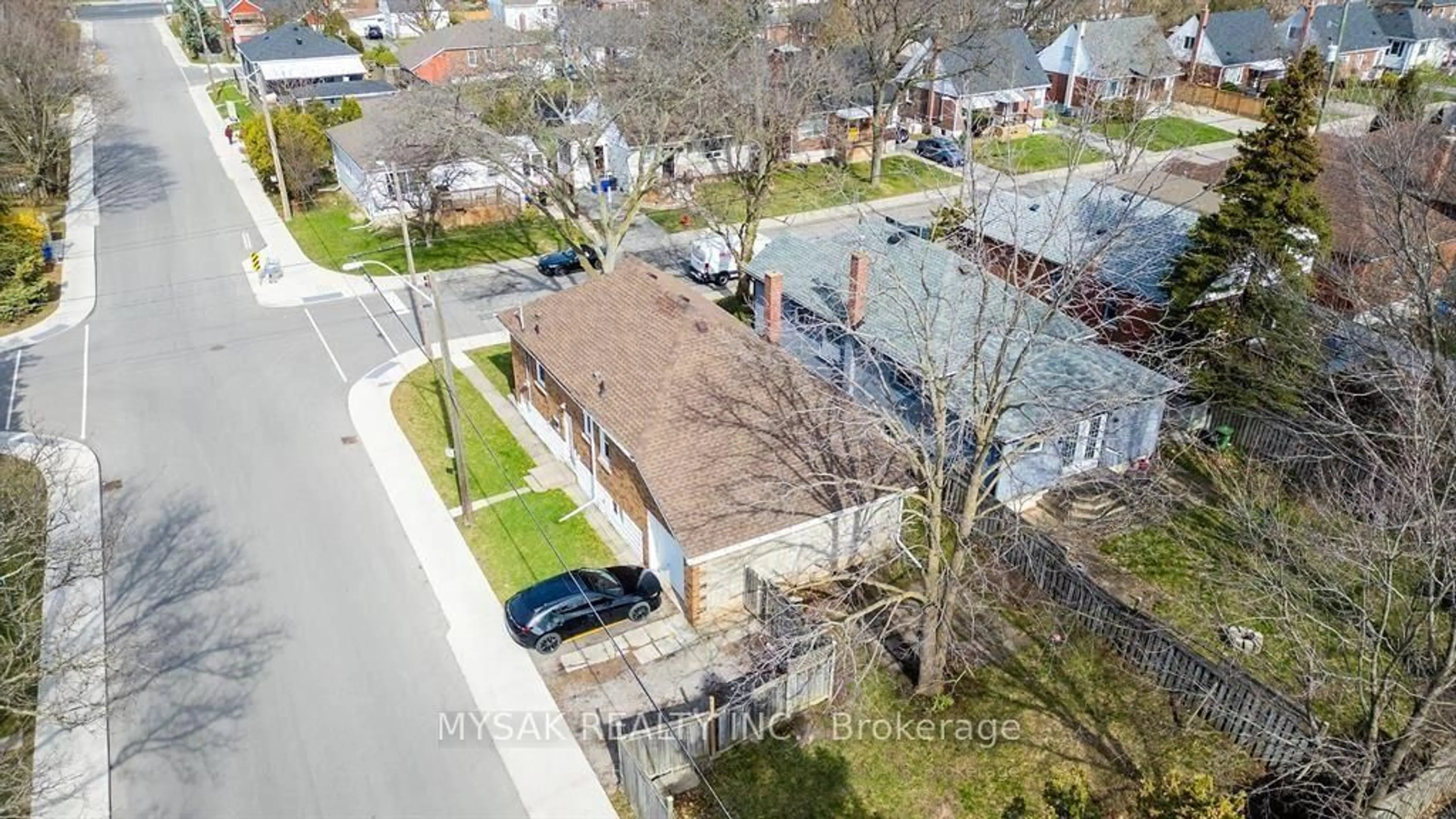 A pic from outside/outdoor area/front of a property/back of a property/a pic from drone, street for 17 West 3rd St, Hamilton Ontario L9C 3J5
