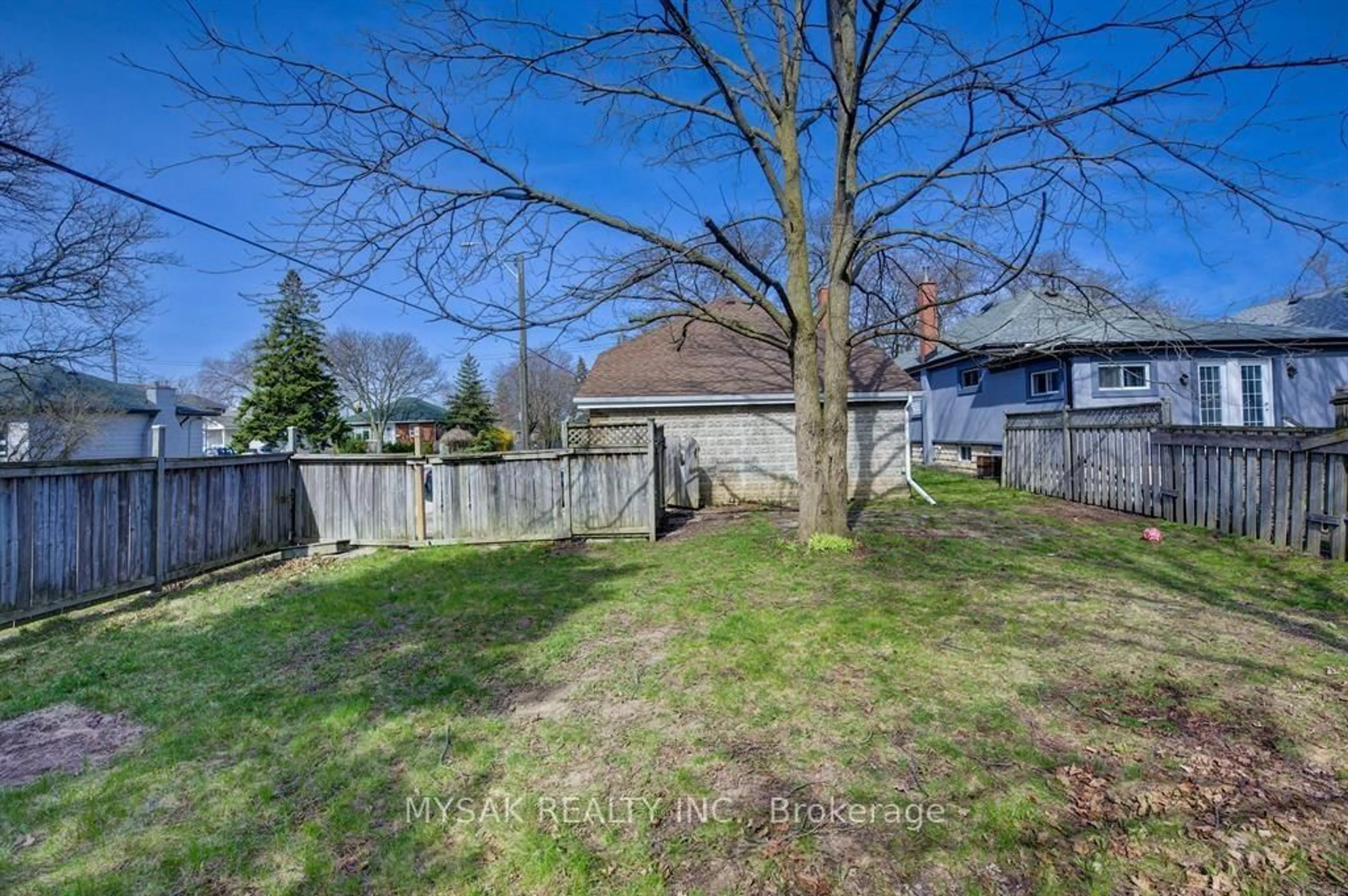 A pic from outside/outdoor area/front of a property/back of a property/a pic from drone, street for 17 West 3rd St, Hamilton Ontario L9C 3J5