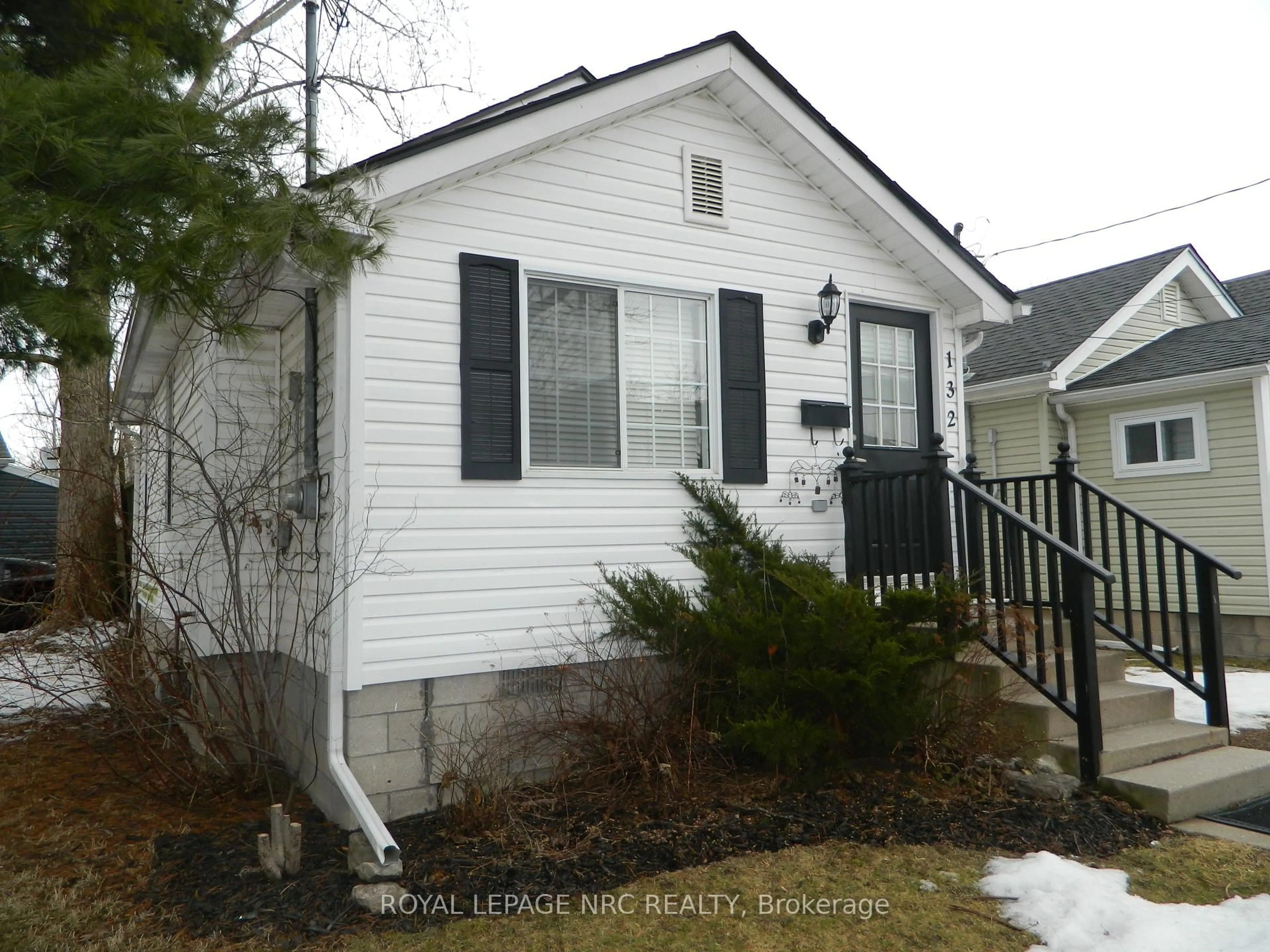 Home with vinyl exterior material, street for 132 ALBERT St, Fort Erie Ontario L2A 5L4