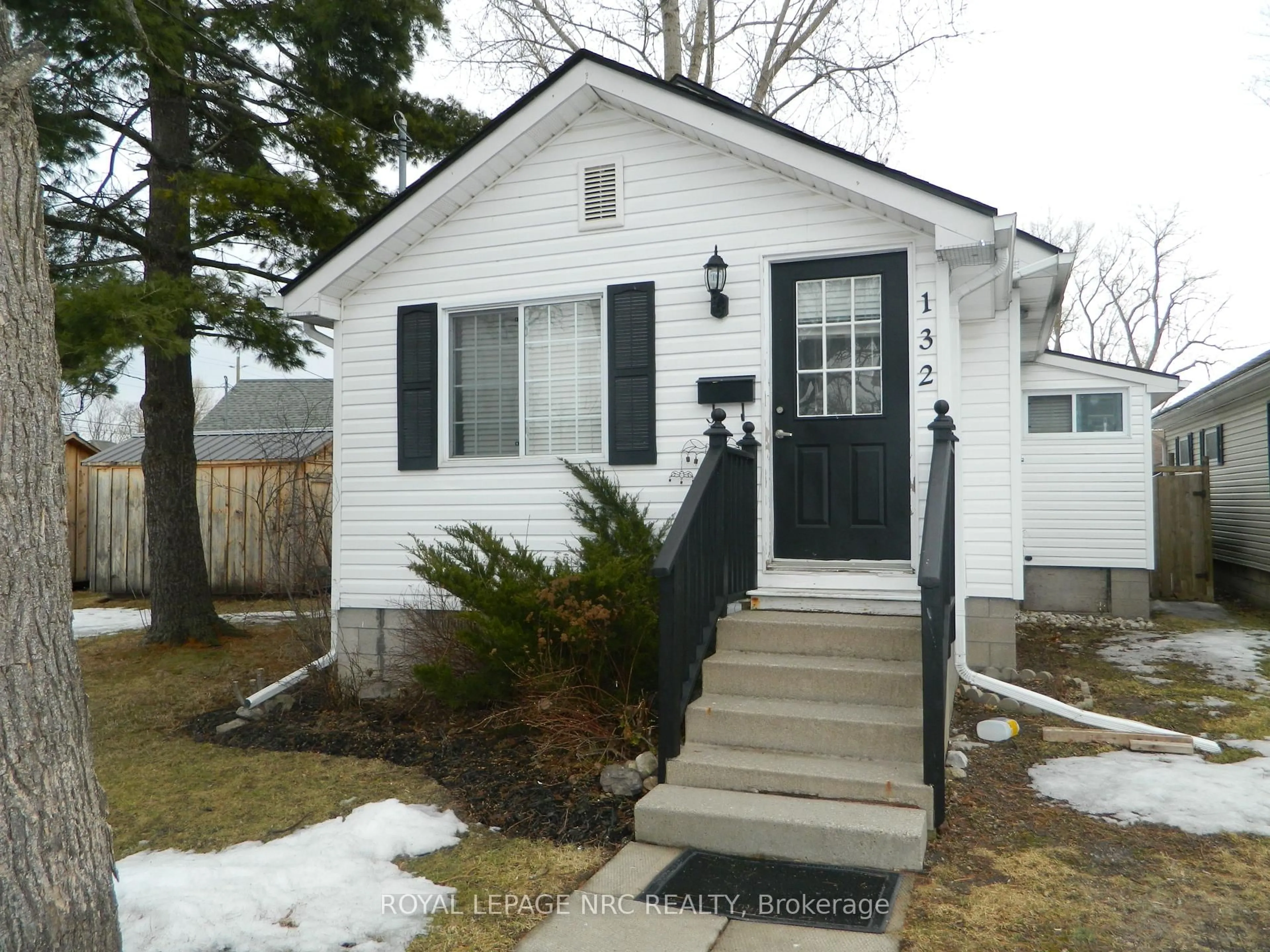 Home with vinyl exterior material, street for 132 ALBERT St, Fort Erie Ontario L2A 5L4