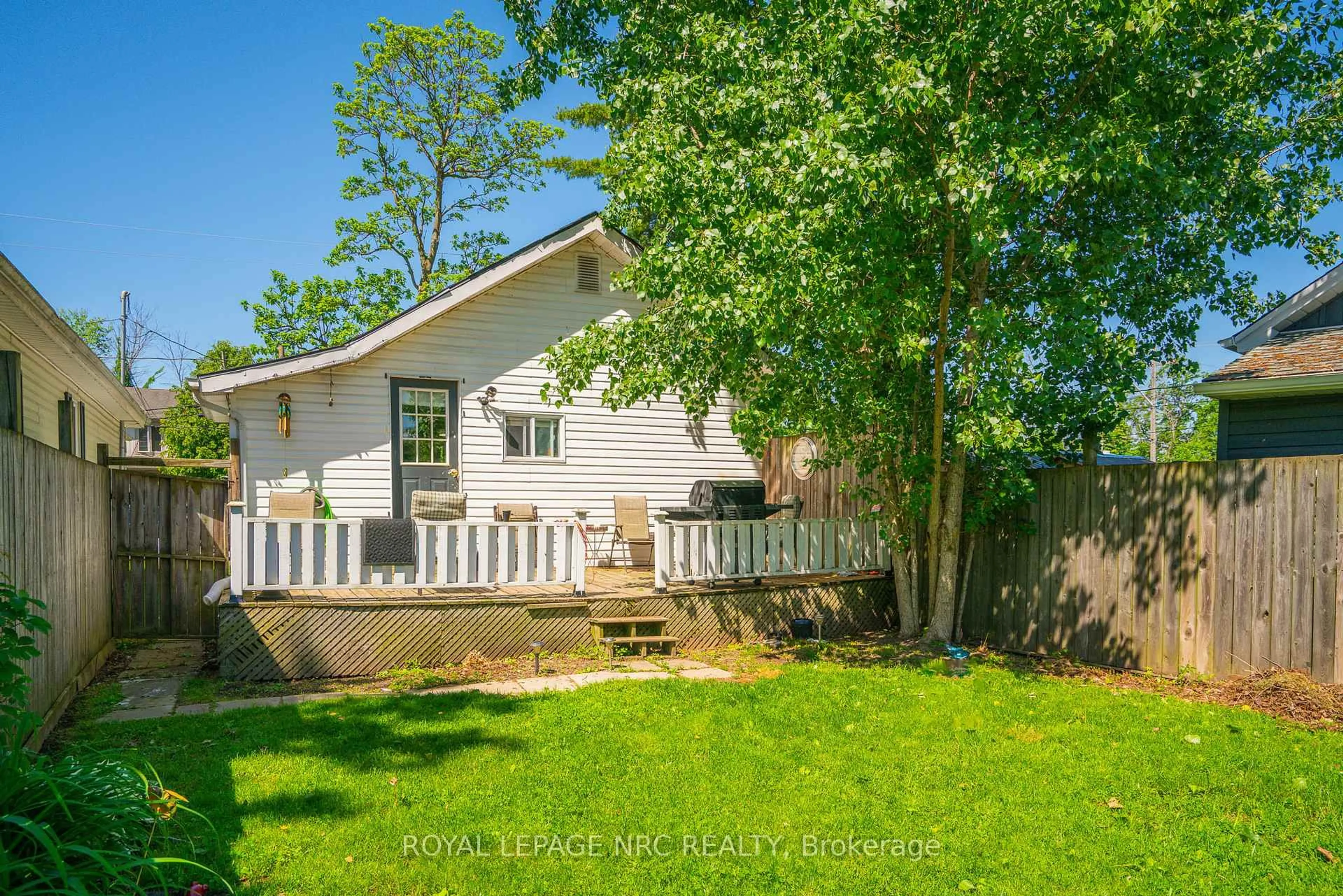 A pic from outside/outdoor area/front of a property/back of a property/a pic from drone, unknown for 132 ALBERT St, Fort Erie Ontario L2A 5L4