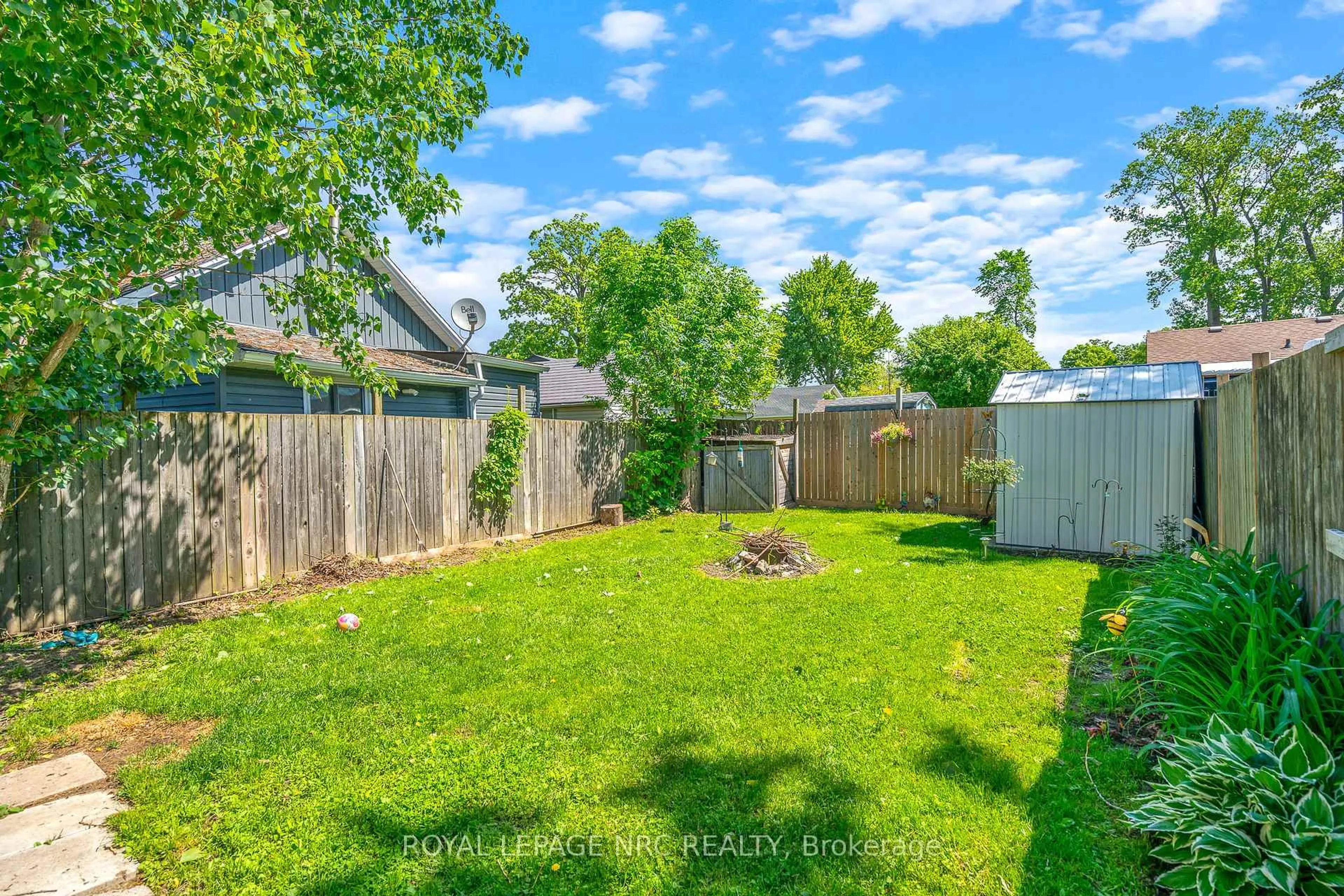 A pic from outside/outdoor area/front of a property/back of a property/a pic from drone, unknown for 132 ALBERT St, Fort Erie Ontario L2A 5L4