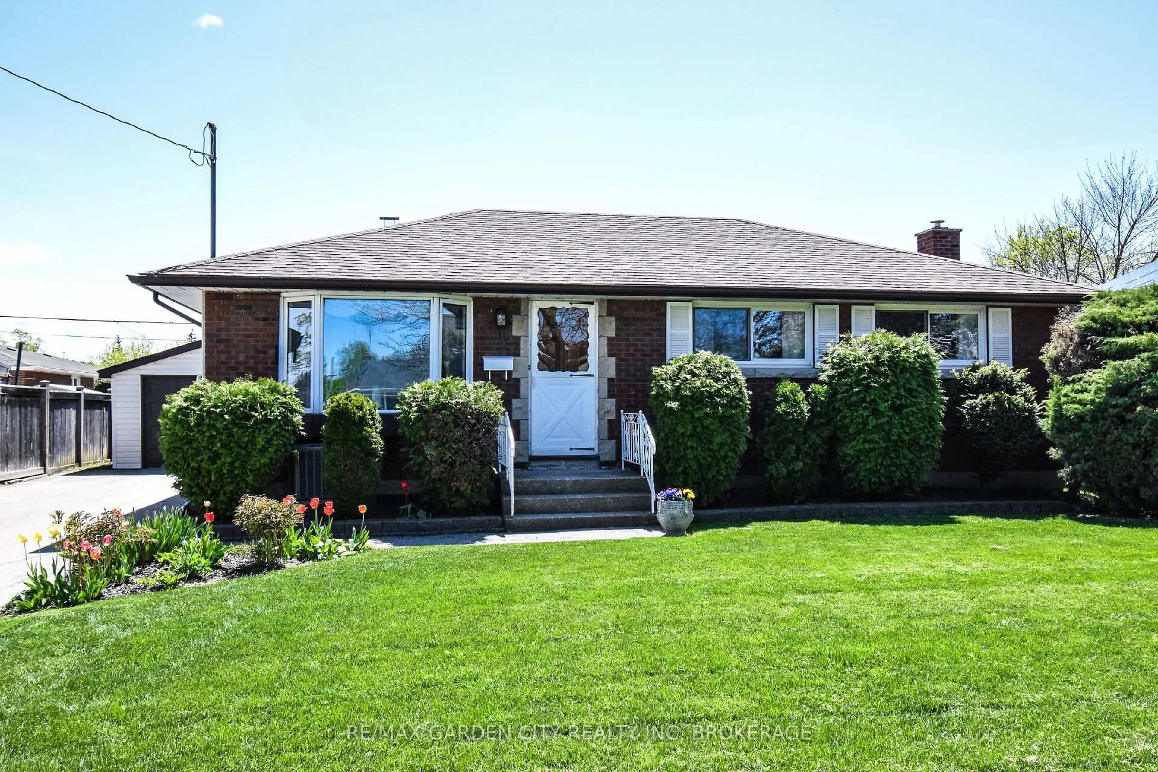 Home with brick exterior material, street for 18 Ridgeview Ave, St. Catharines Ontario L2M 6B3