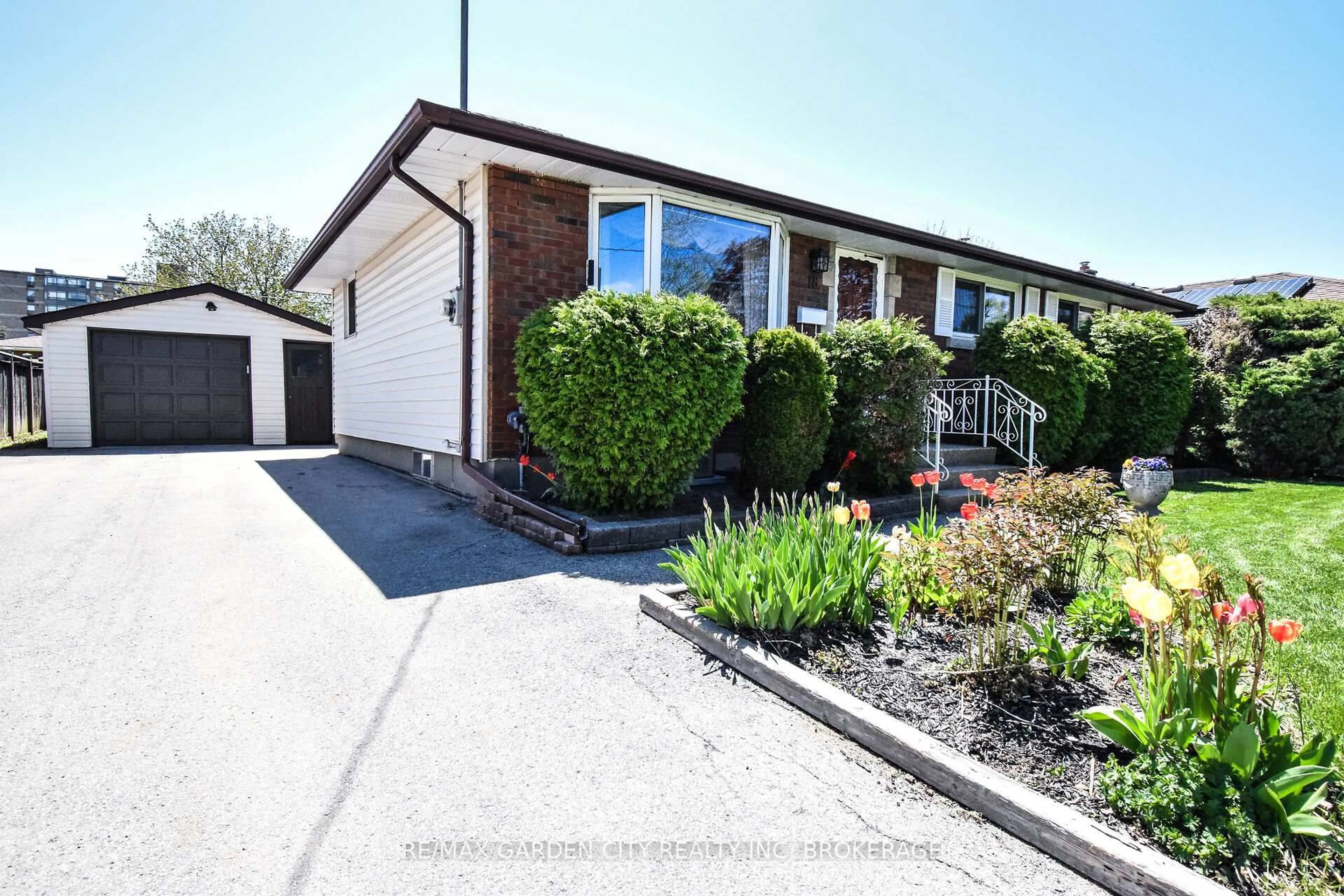 A pic from outside/outdoor area/front of a property/back of a property/a pic from drone, street for 18 Ridgeview Ave, St. Catharines Ontario L2M 6B3