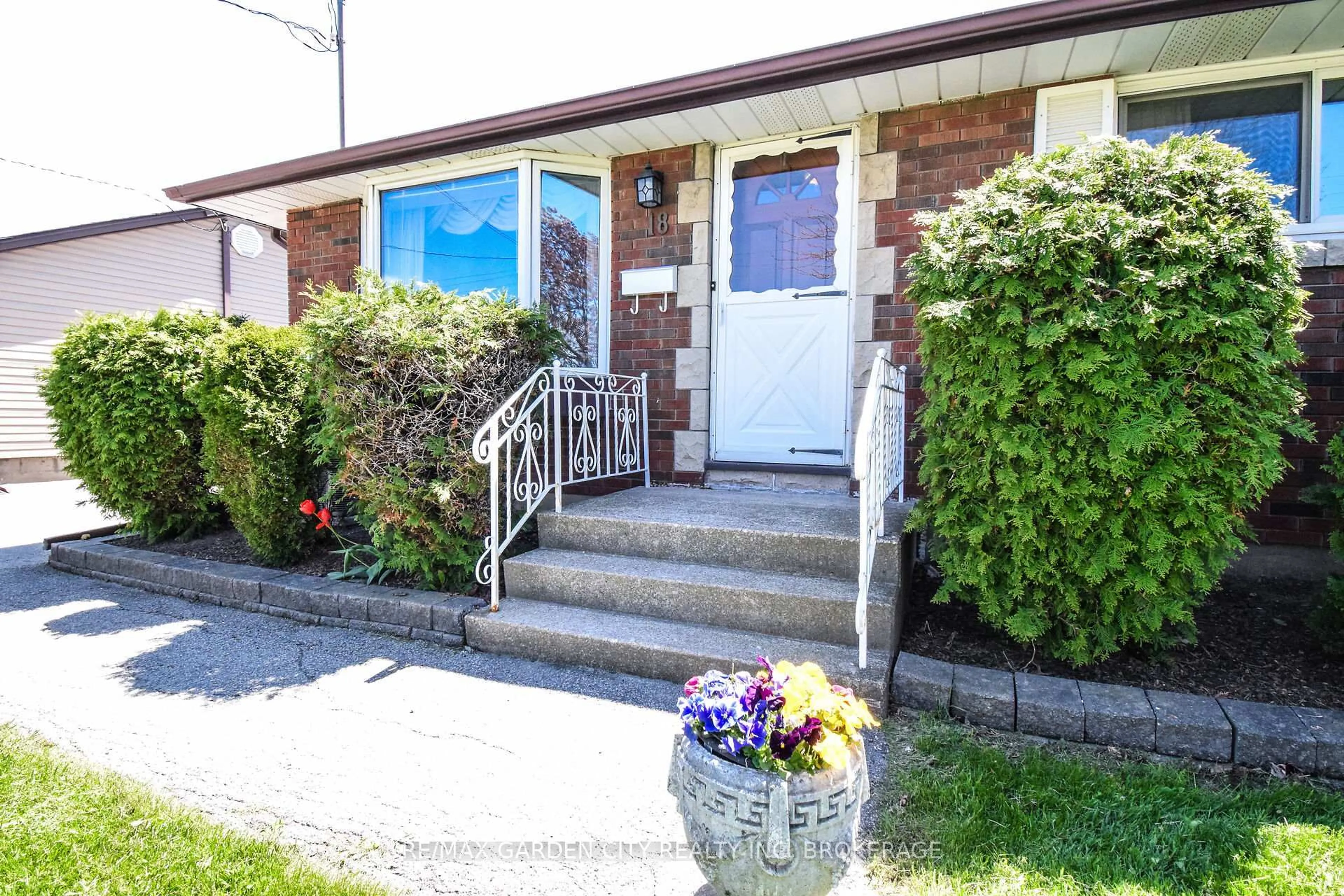 Unknown for 18 Ridgeview Ave, St. Catharines Ontario L2M 6B3