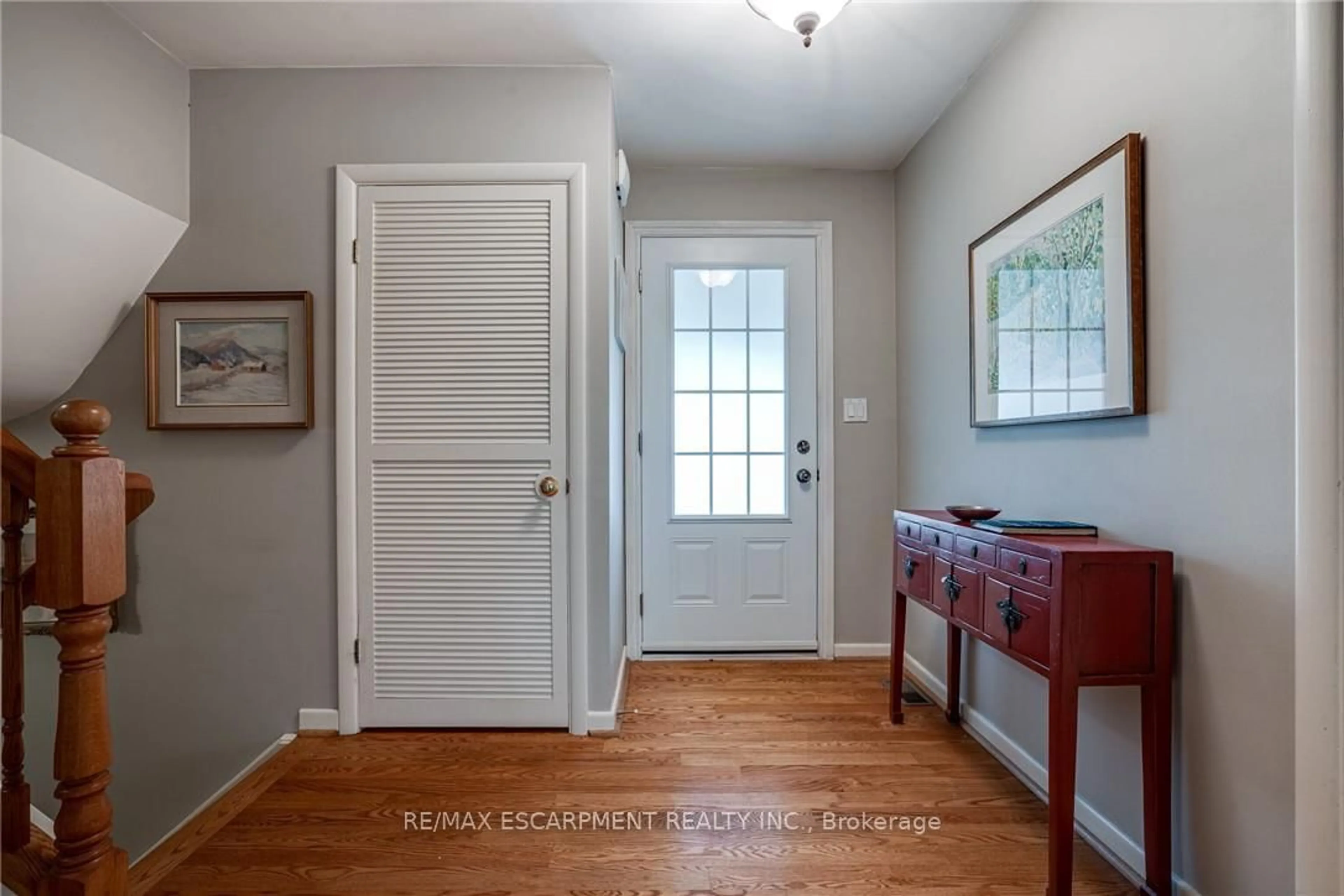 Indoor entryway for 5 Normandy Pl, Hamilton Ontario L9H 4S8