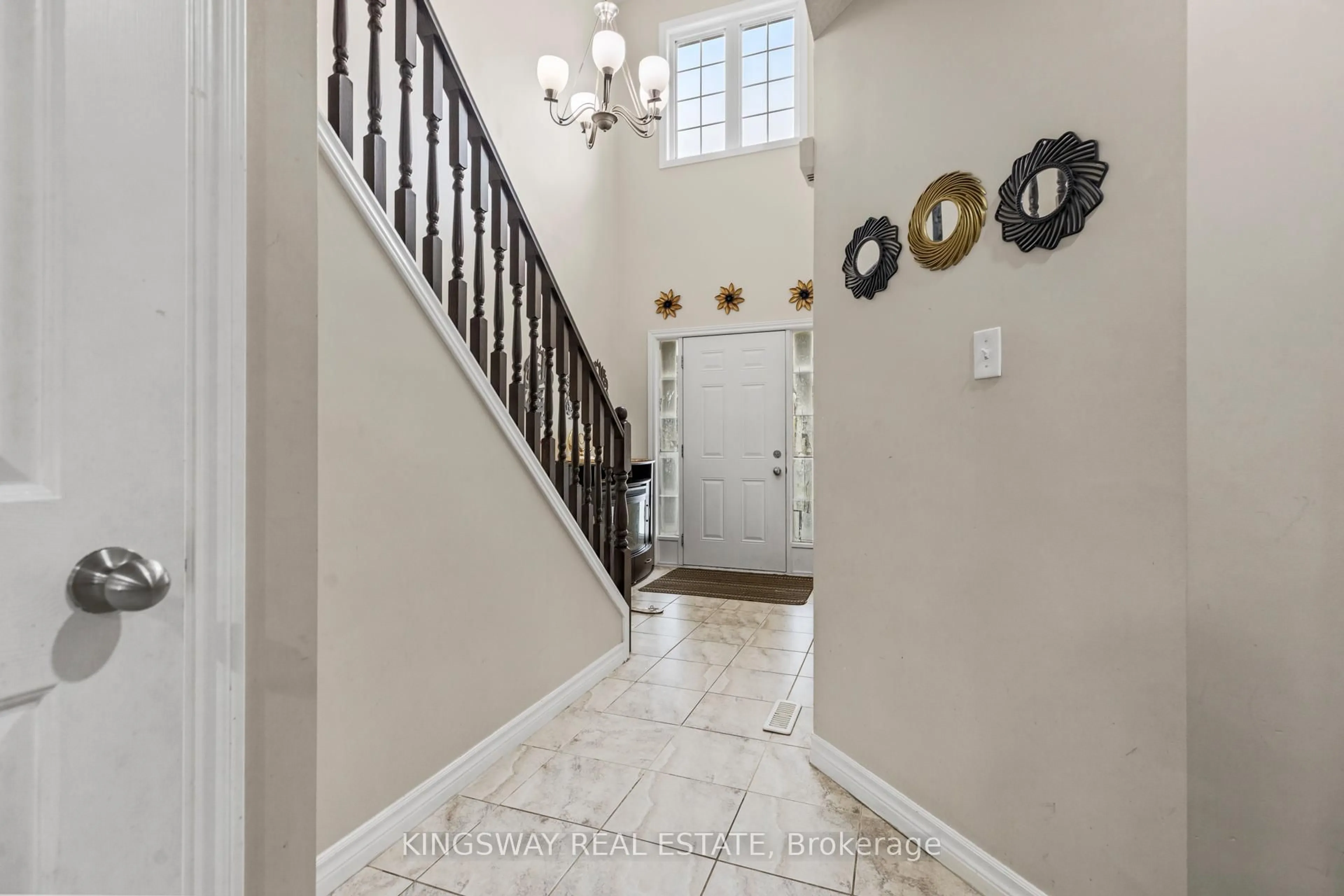 Indoor entryway for 880 REEVES Ave, London North Ontario N6G 0G9