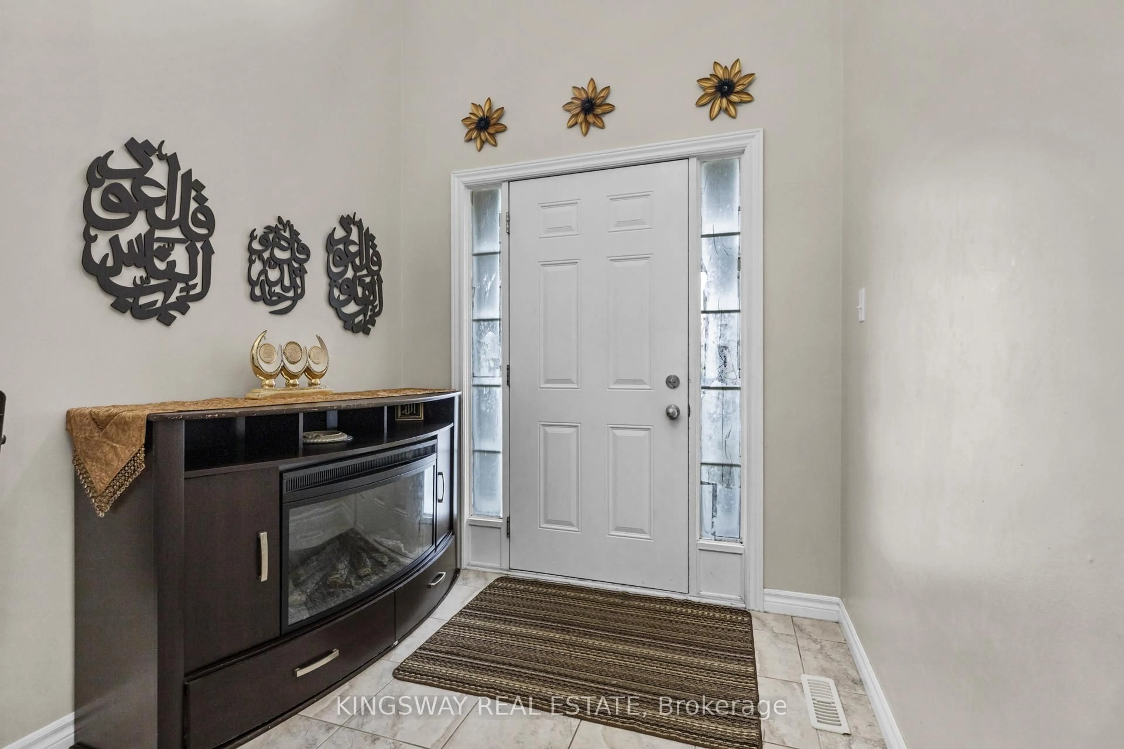 Indoor entryway for 880 REEVES Ave, London North Ontario N6G 0G9