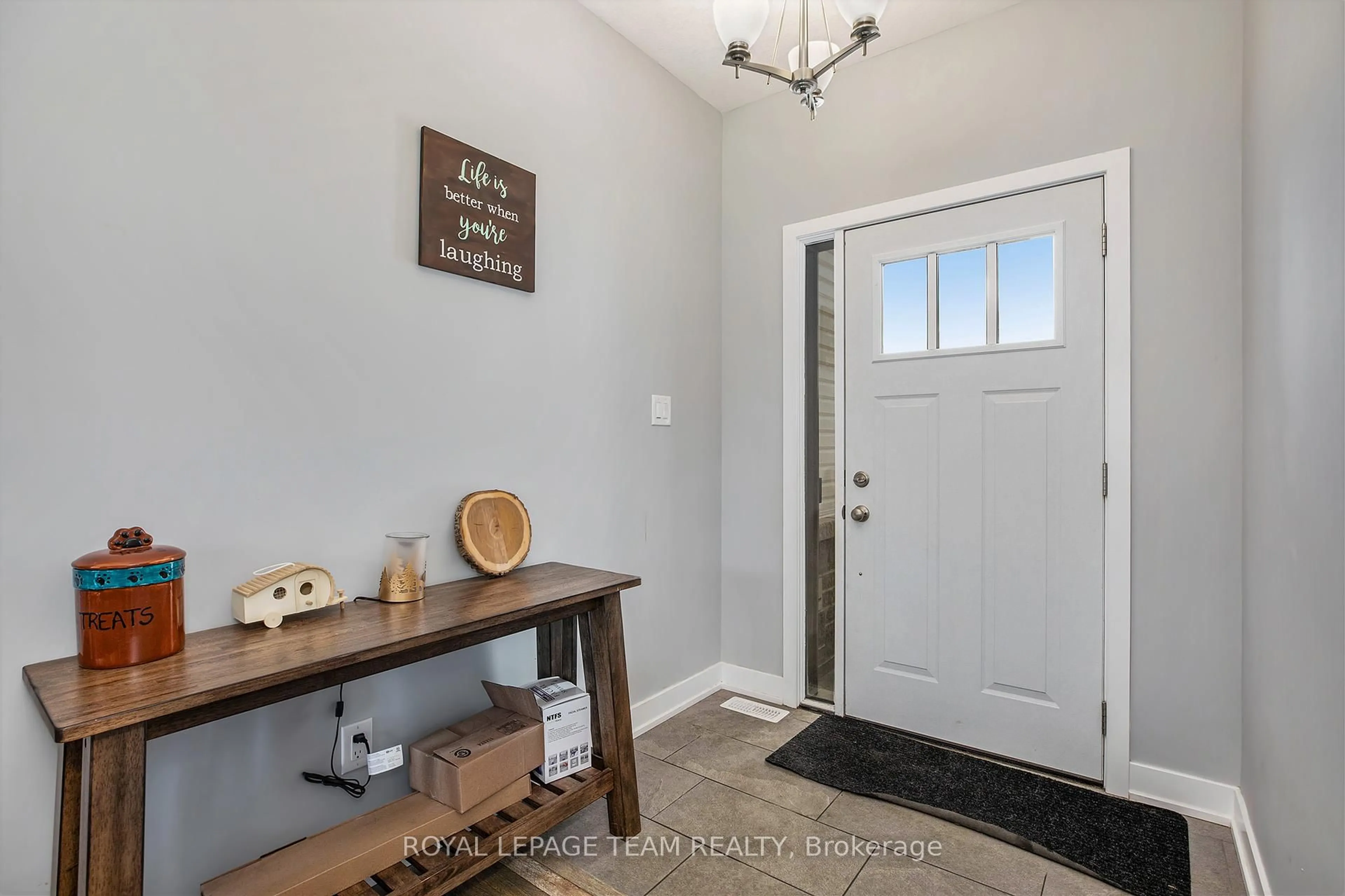 Indoor entryway for 10552 Wylie Way, North Dundas Ontario K0E 1S0
