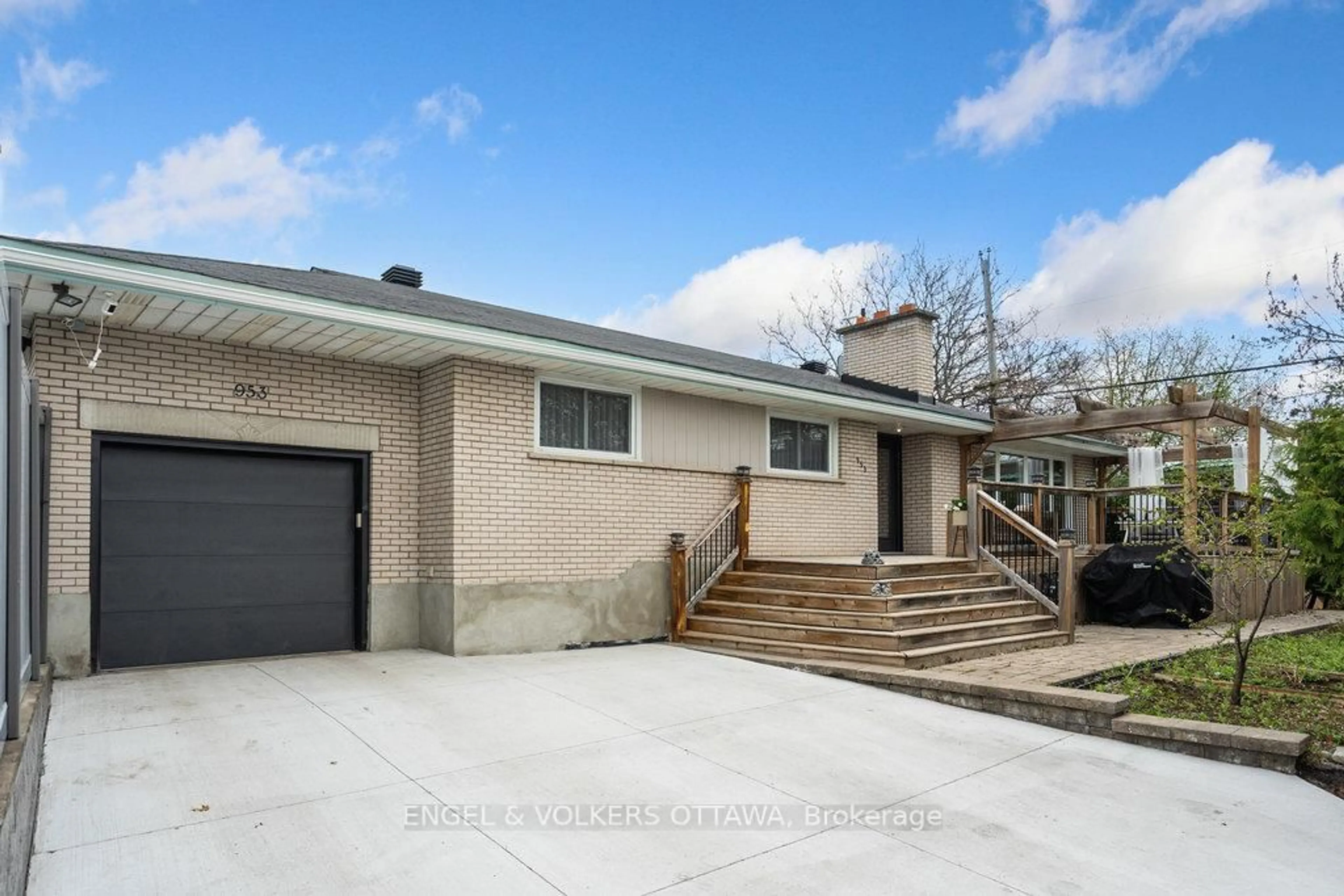 Home with brick exterior material, street for 953 Fairlawn Ave, Ottawa Ontario K2A 3S7