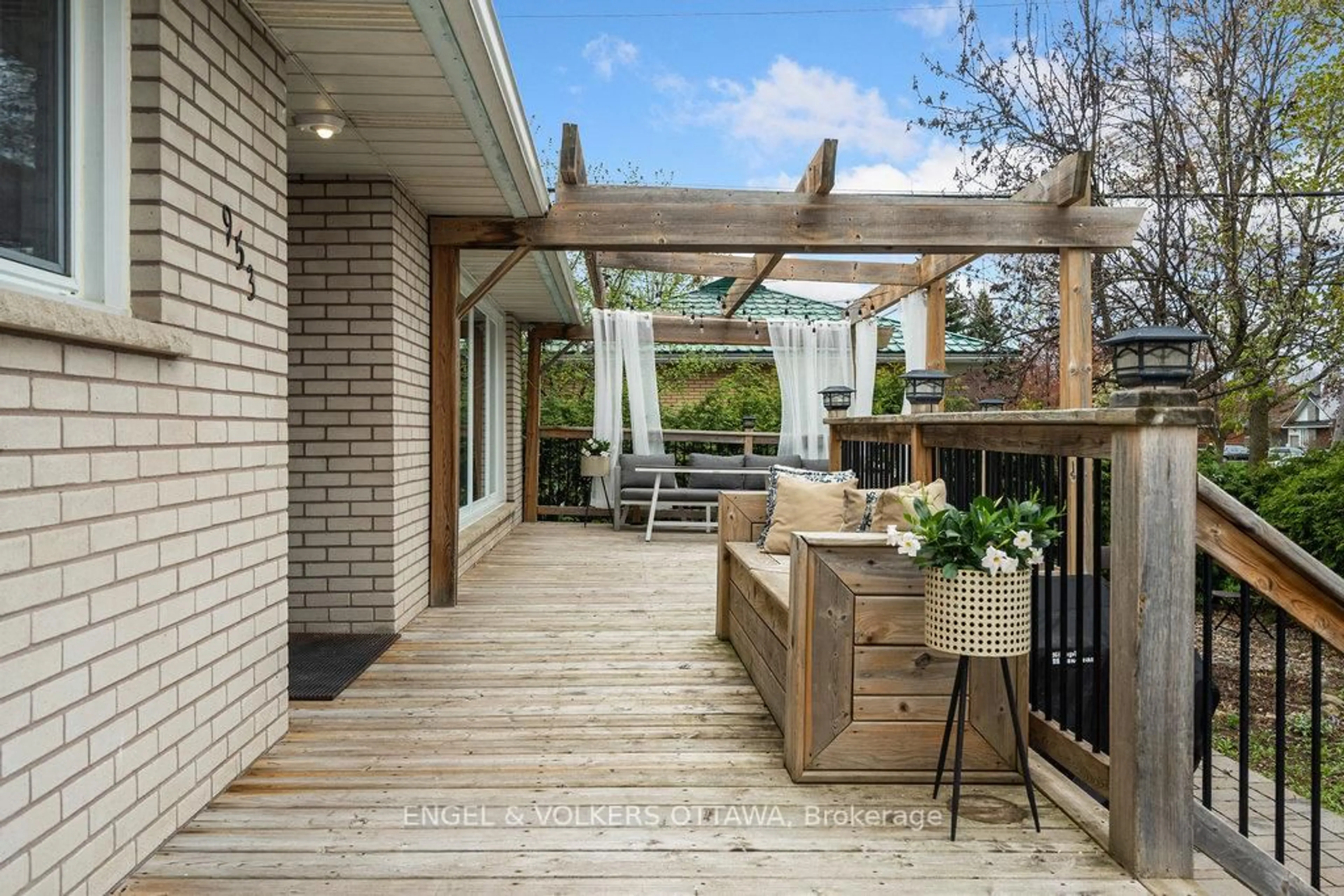 Patio, street for 953 Fairlawn Ave, Ottawa Ontario K2A 3S7