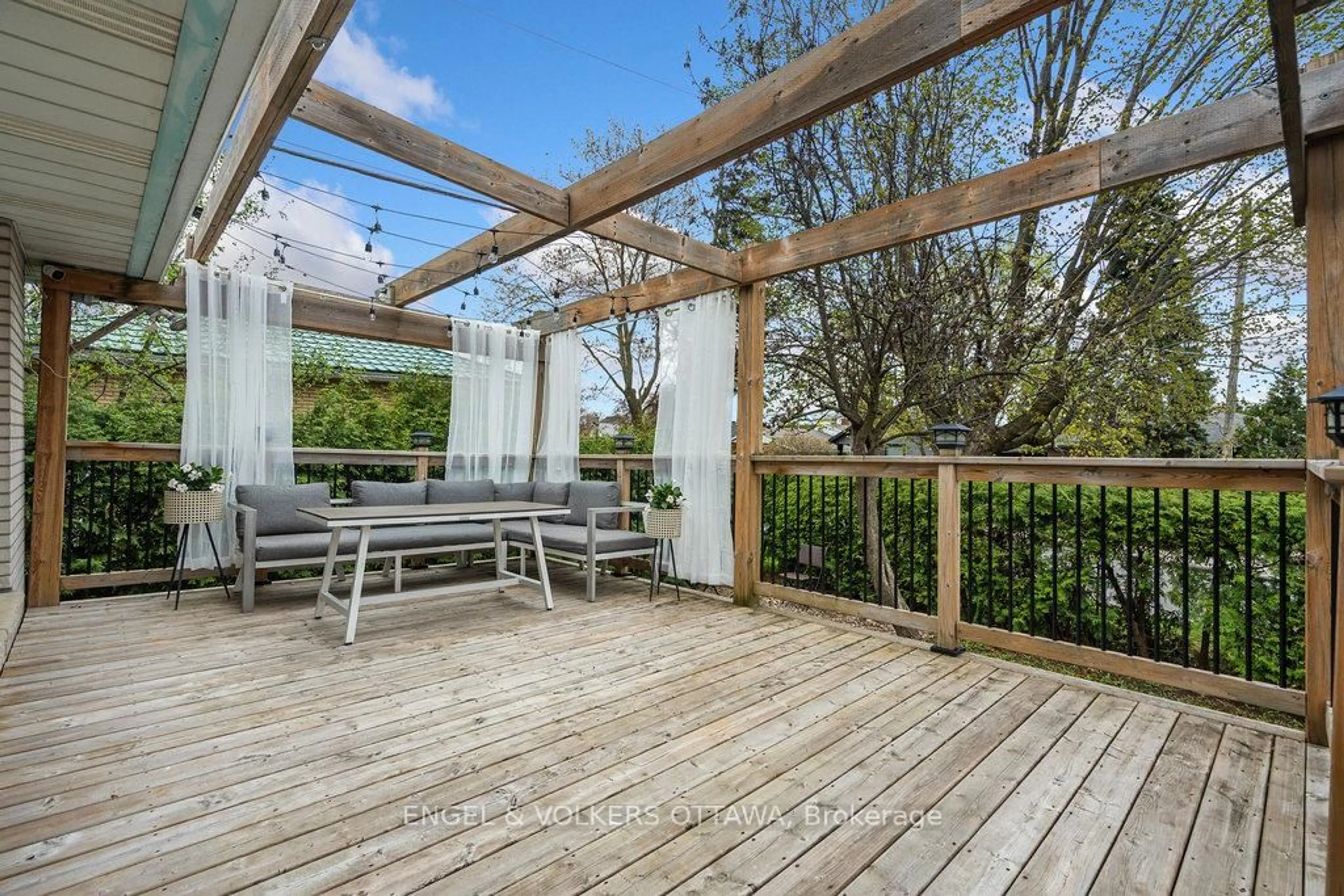 Patio, unknown for 953 Fairlawn Ave, Ottawa Ontario K2A 3S7