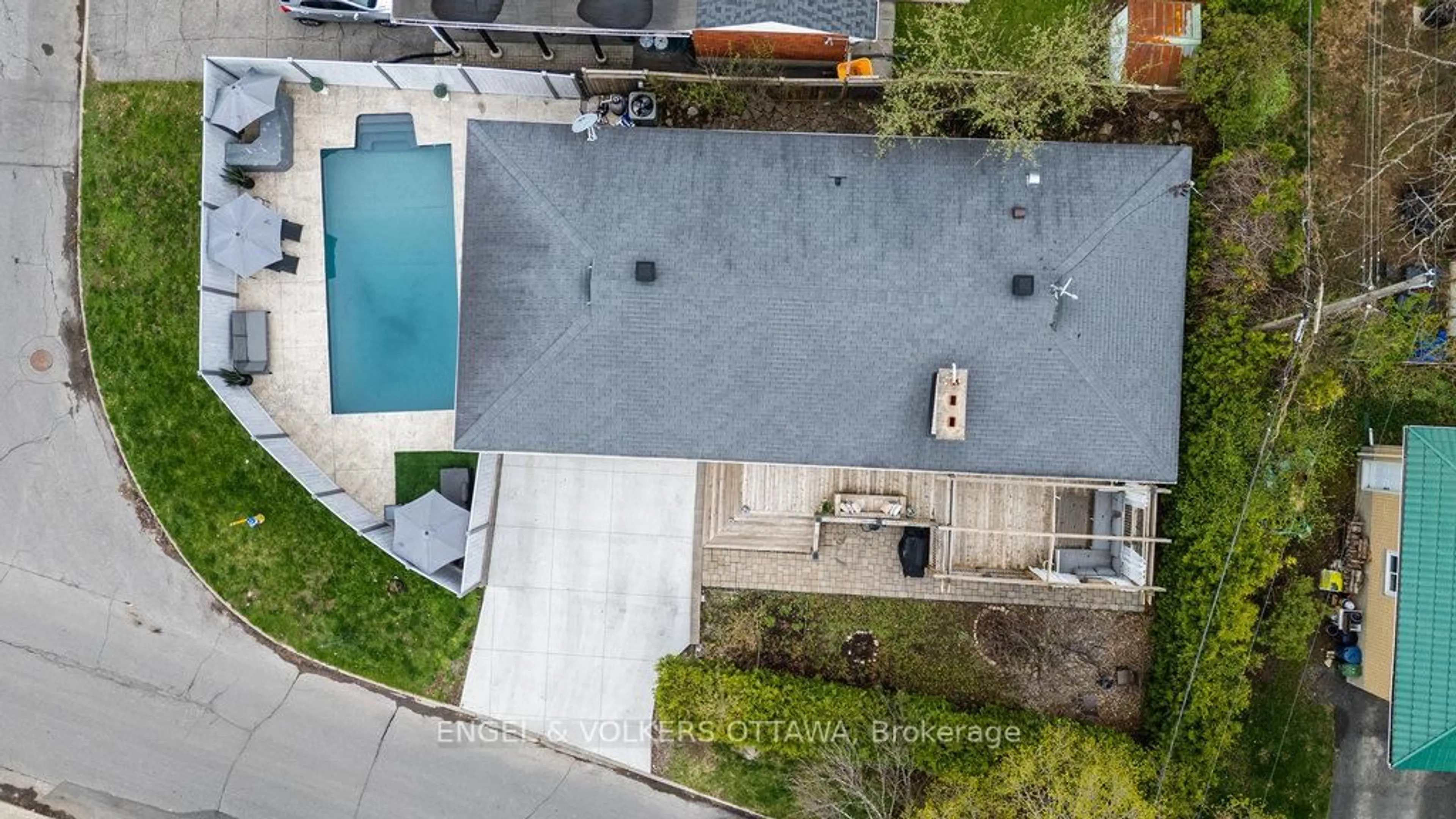 A pic from outside/outdoor area/front of a property/back of a property/a pic from drone, unknown for 953 Fairlawn Ave, Ottawa Ontario K2A 3S7