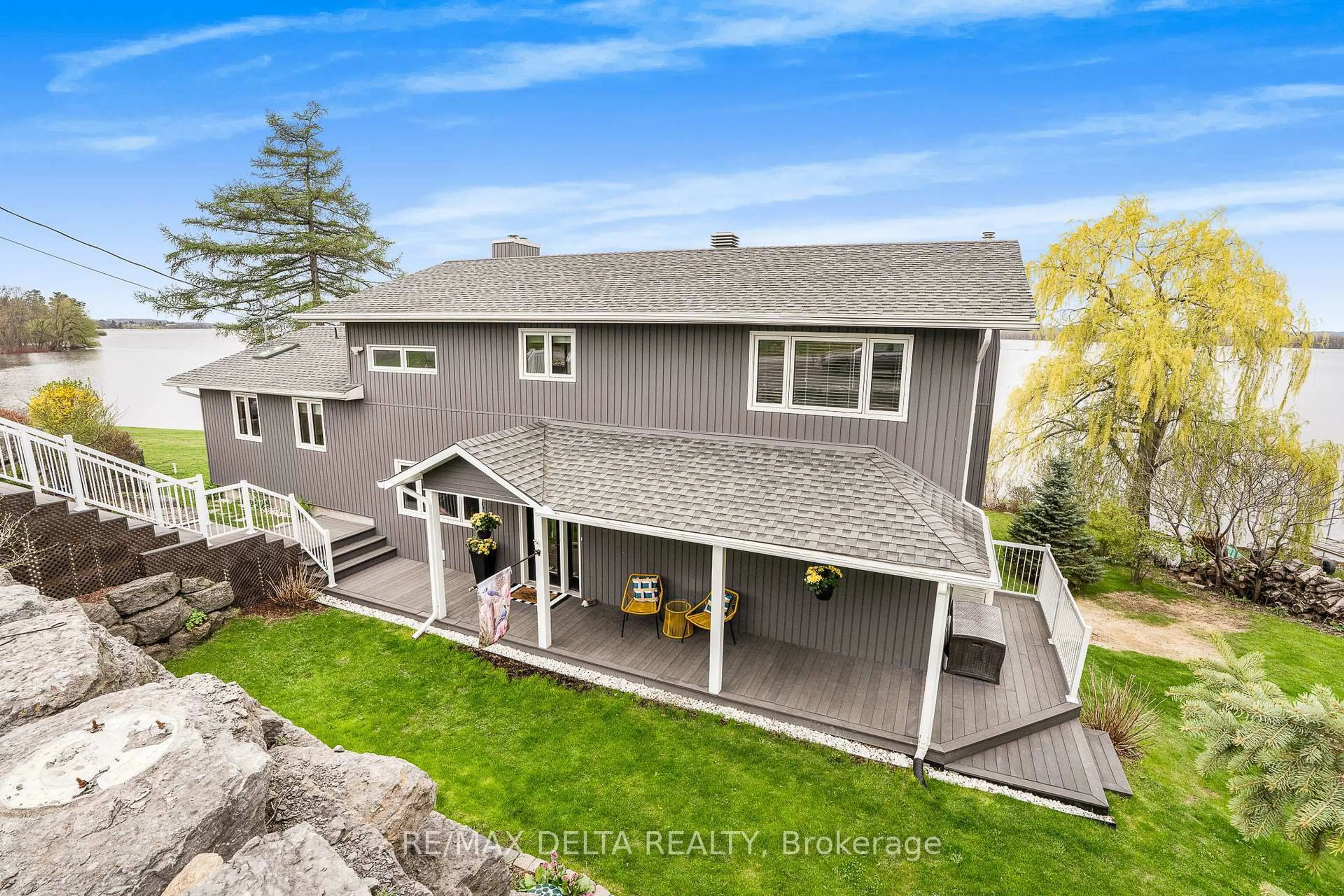 A pic from outside/outdoor area/front of a property/back of a property/a pic from drone, unknown for 9196 County Road 17 Rd, Clarence-Rockland Ontario K4K 1K9