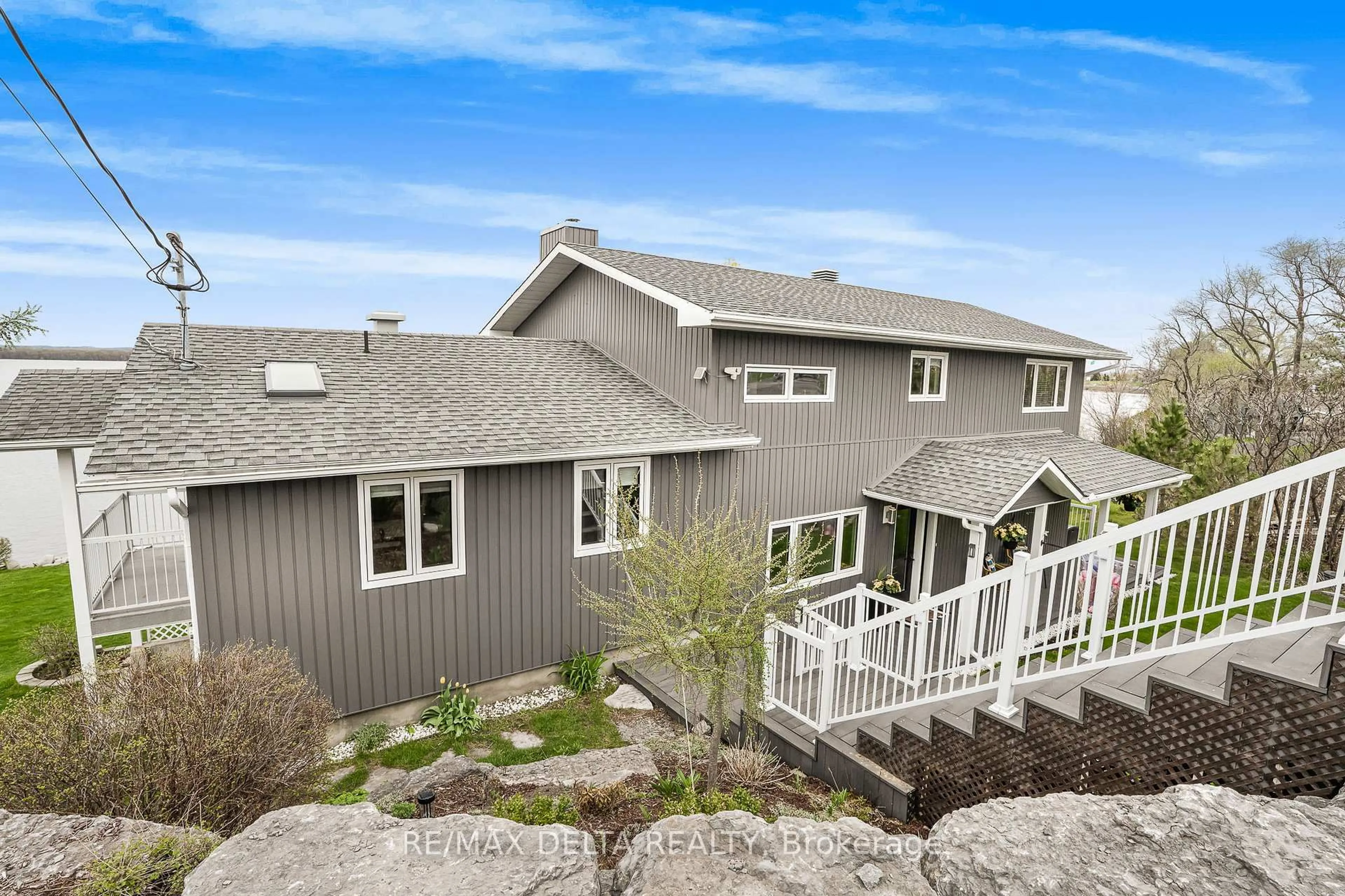 Home with vinyl exterior material, mountain view for 9196 County Road 17 Rd, Clarence-Rockland Ontario K4K 1K9