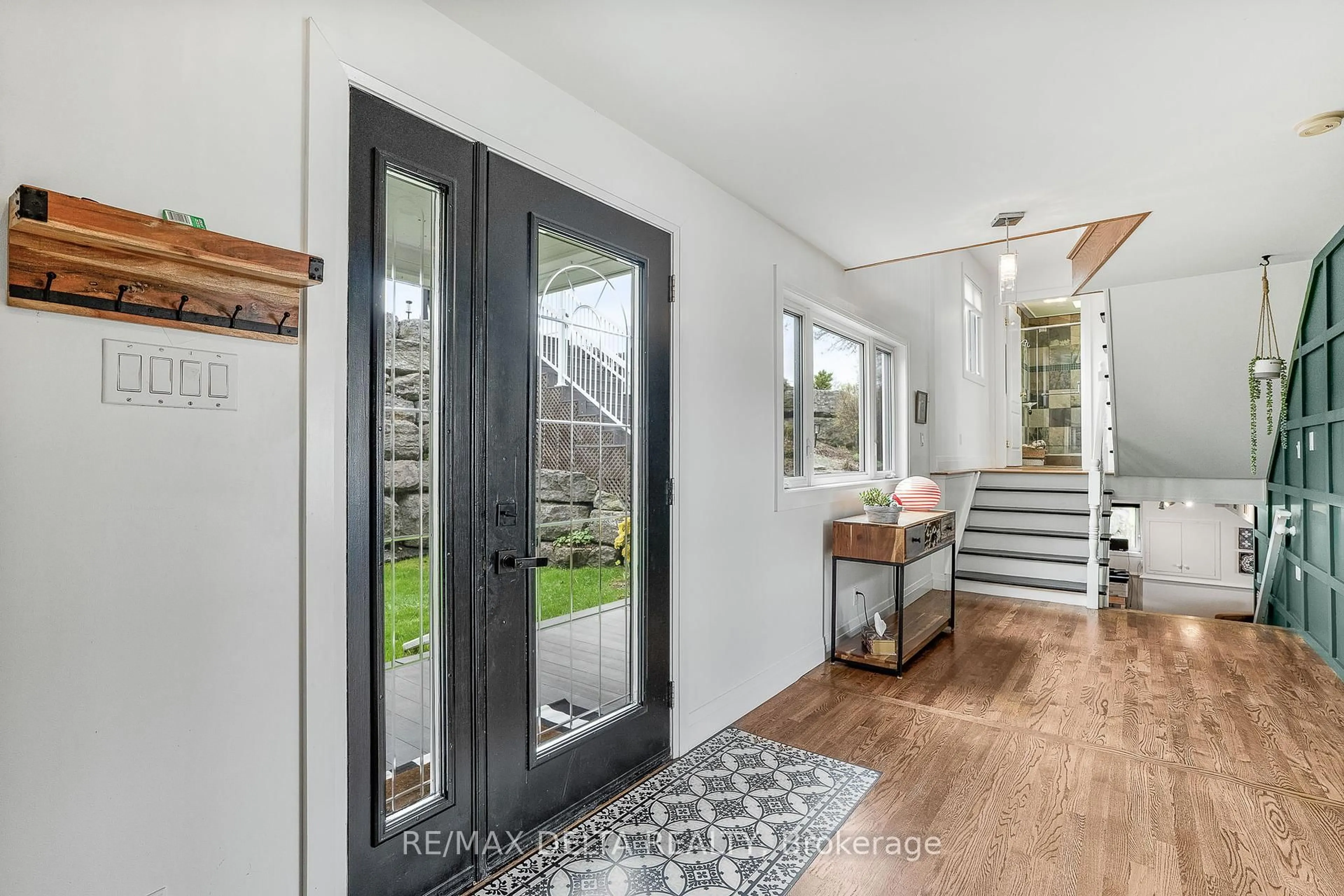 Indoor entryway for 9196 County Road 17 Rd, Clarence-Rockland Ontario K4K 1K9