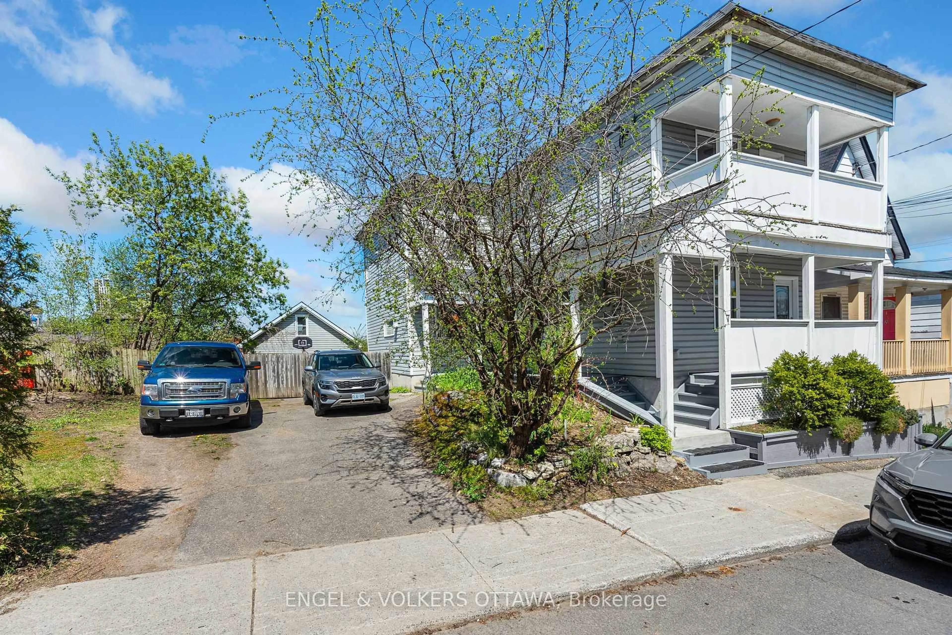 A pic from outside/outdoor area/front of a property/back of a property/a pic from drone, street for 7 Lowrey St, Ottawa Ontario K1Y 2S5