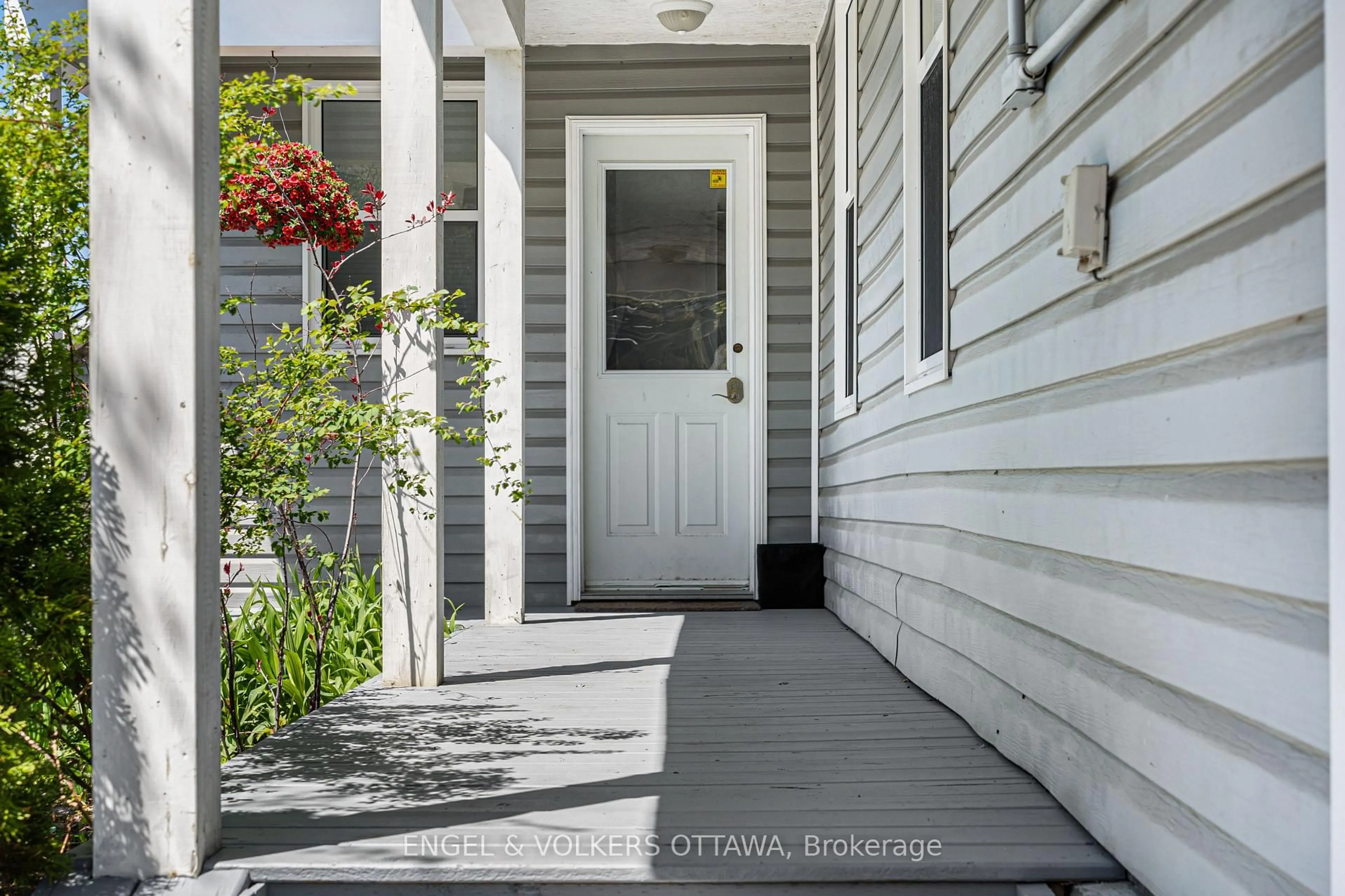 Indoor entryway for 7 Lowrey St, Ottawa Ontario K1Y 2S5