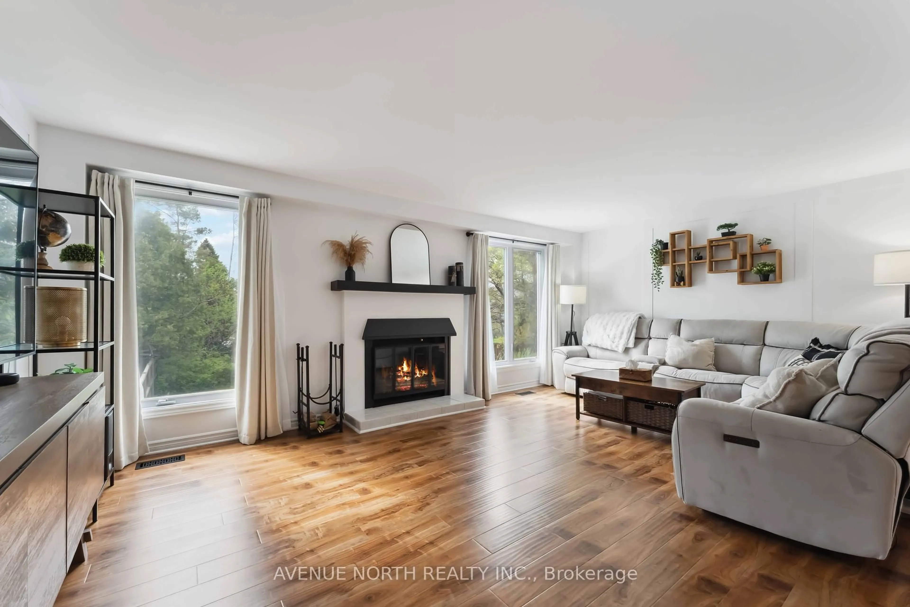 Living room with furniture, wood/laminate floor for 9 Kedgewick Crt, Ottawa Ontario K2G 4M9
