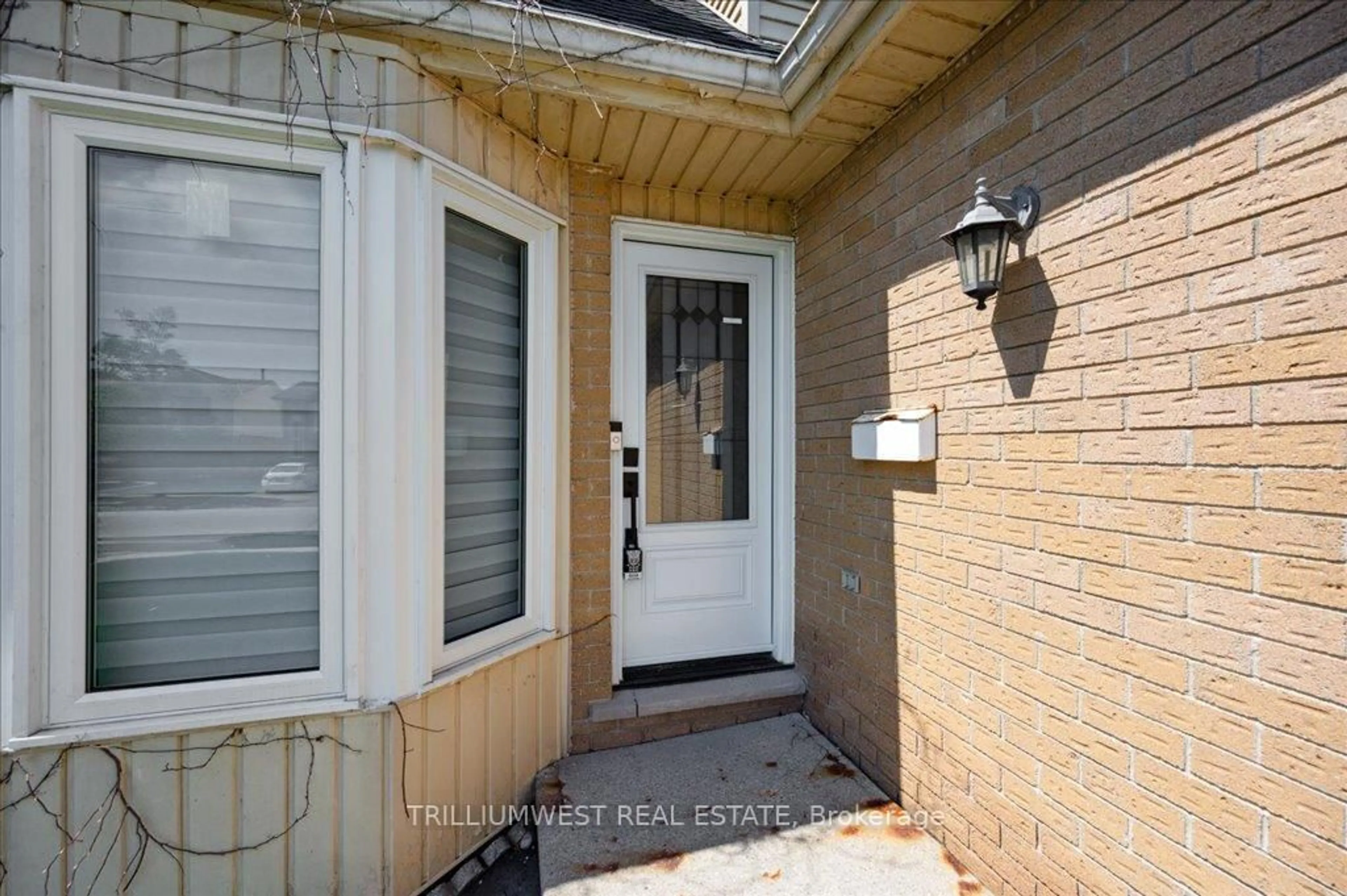 Indoor entryway for 23 WYCLIFFE Pl, Kitchener Ontario N2M 5J6