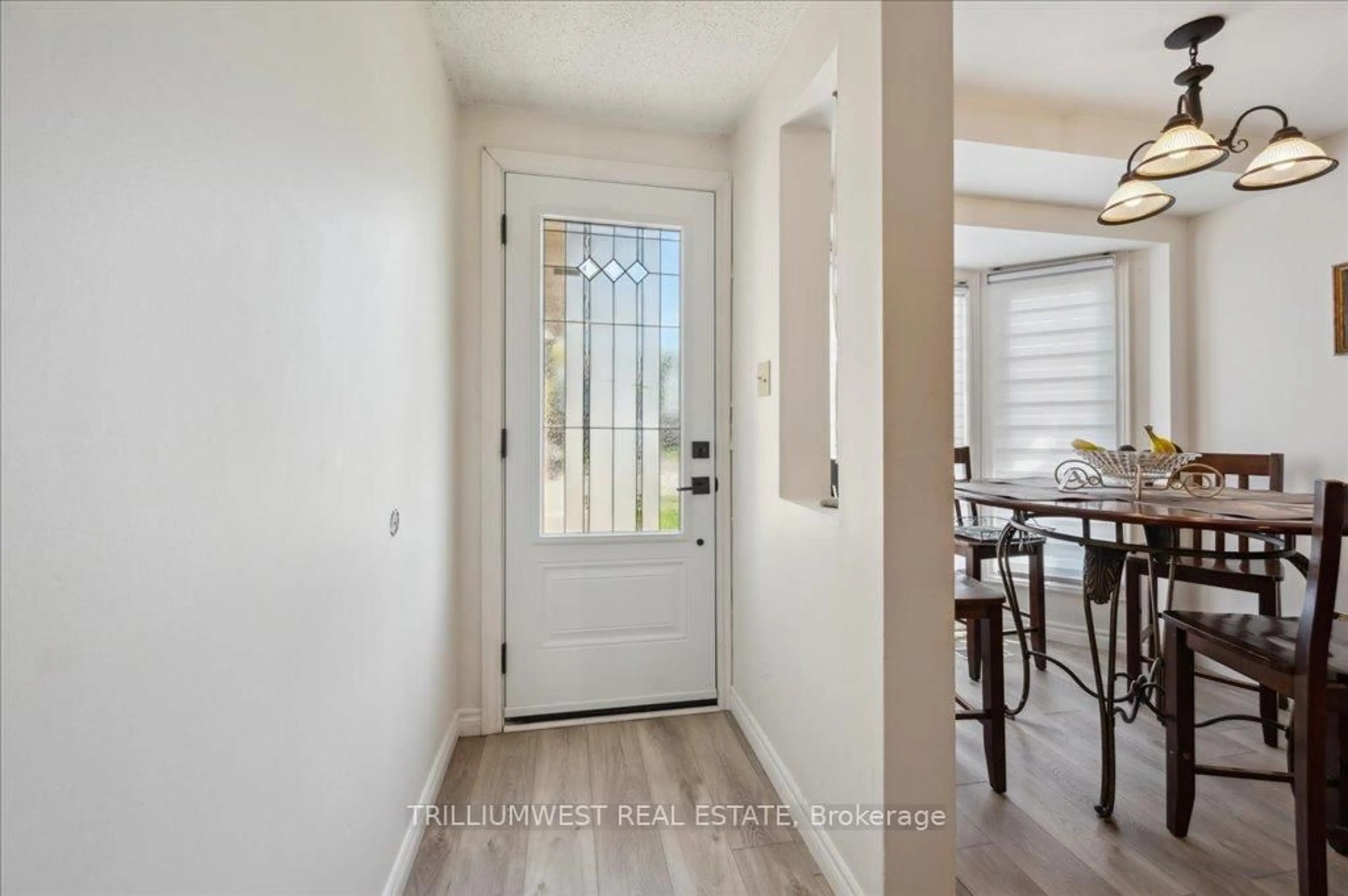 Indoor entryway for 23 WYCLIFFE Pl, Kitchener Ontario N2M 5J6