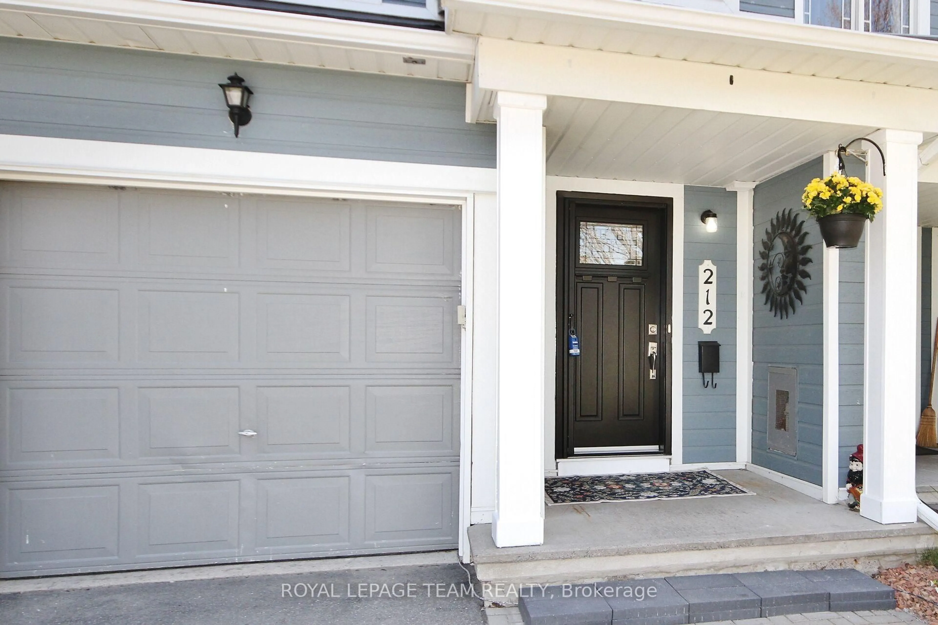 Indoor entryway for 212 Meadowbreeze Dr #129, Ottawa Ontario K2M 3A9