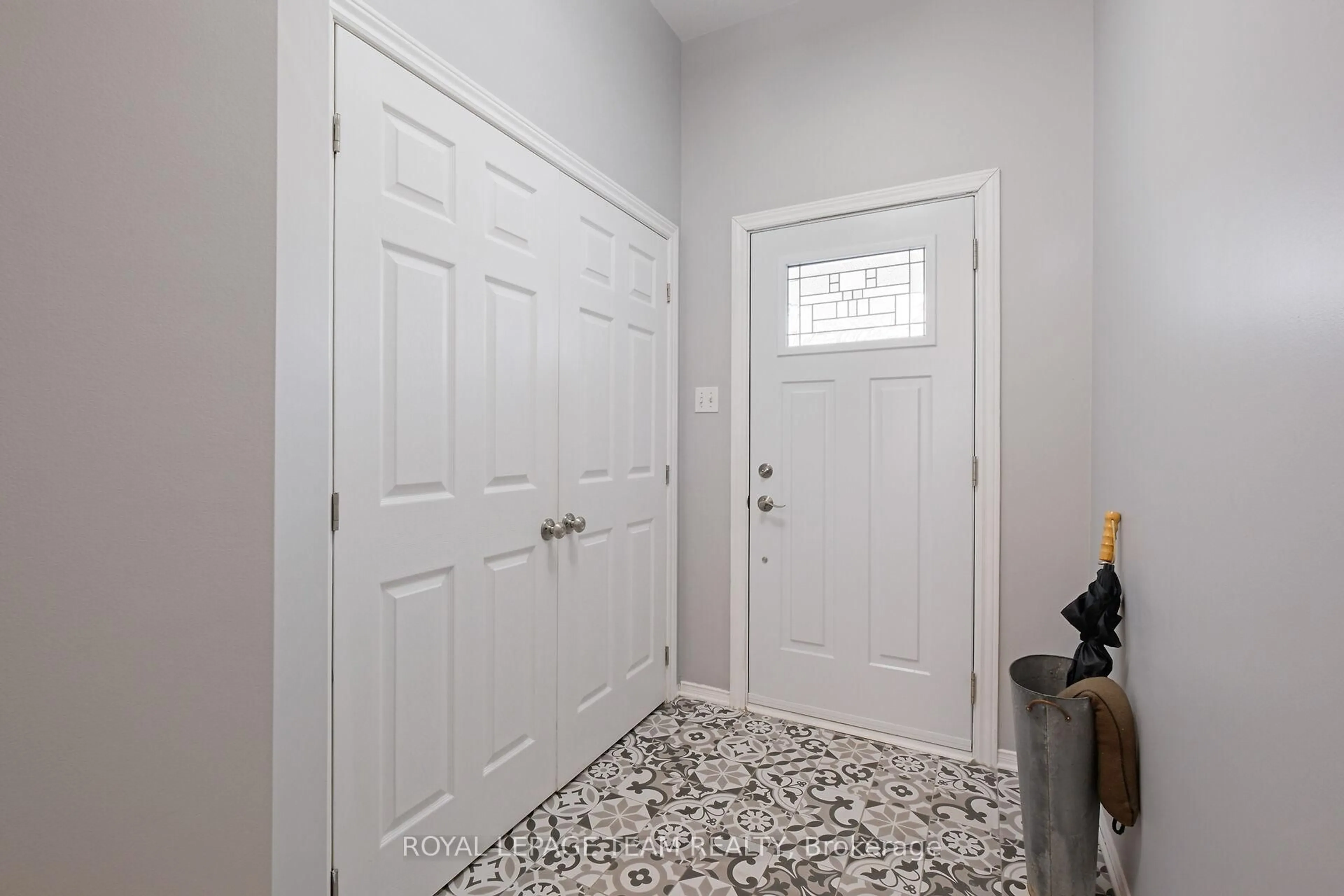 Indoor entryway for 212 Meadowbreeze Dr #129, Ottawa Ontario K2M 3A9