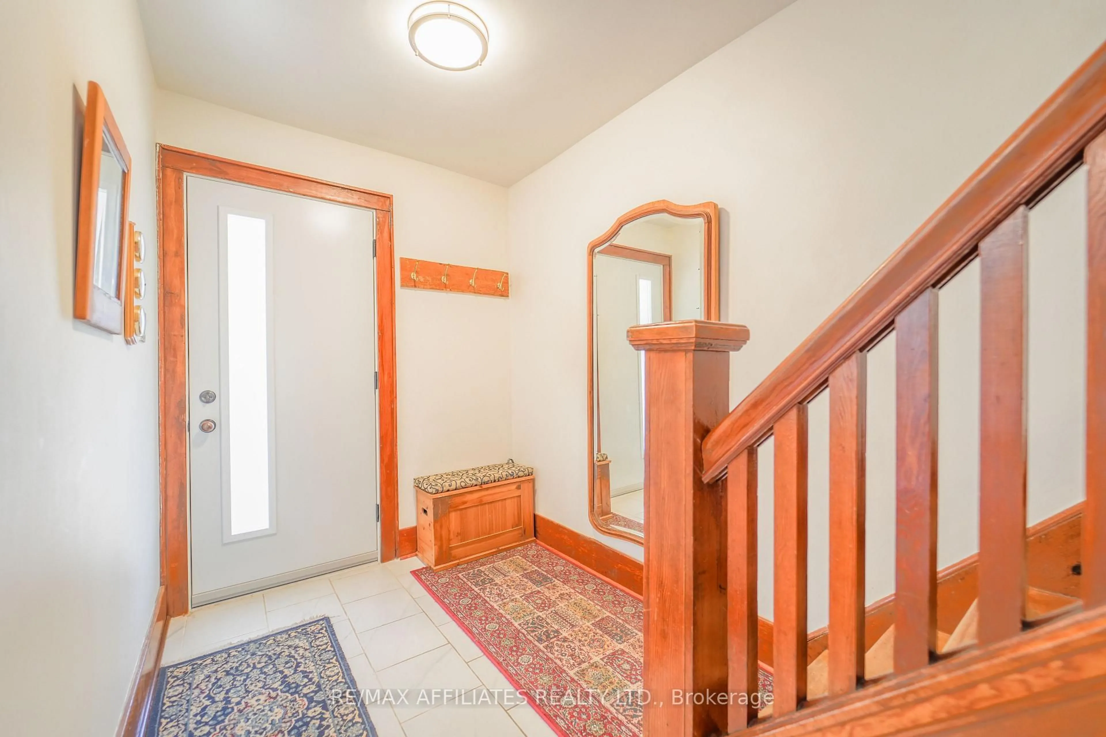 Indoor entryway for 299 Flora St, Ottawa Ontario K1R 5S1