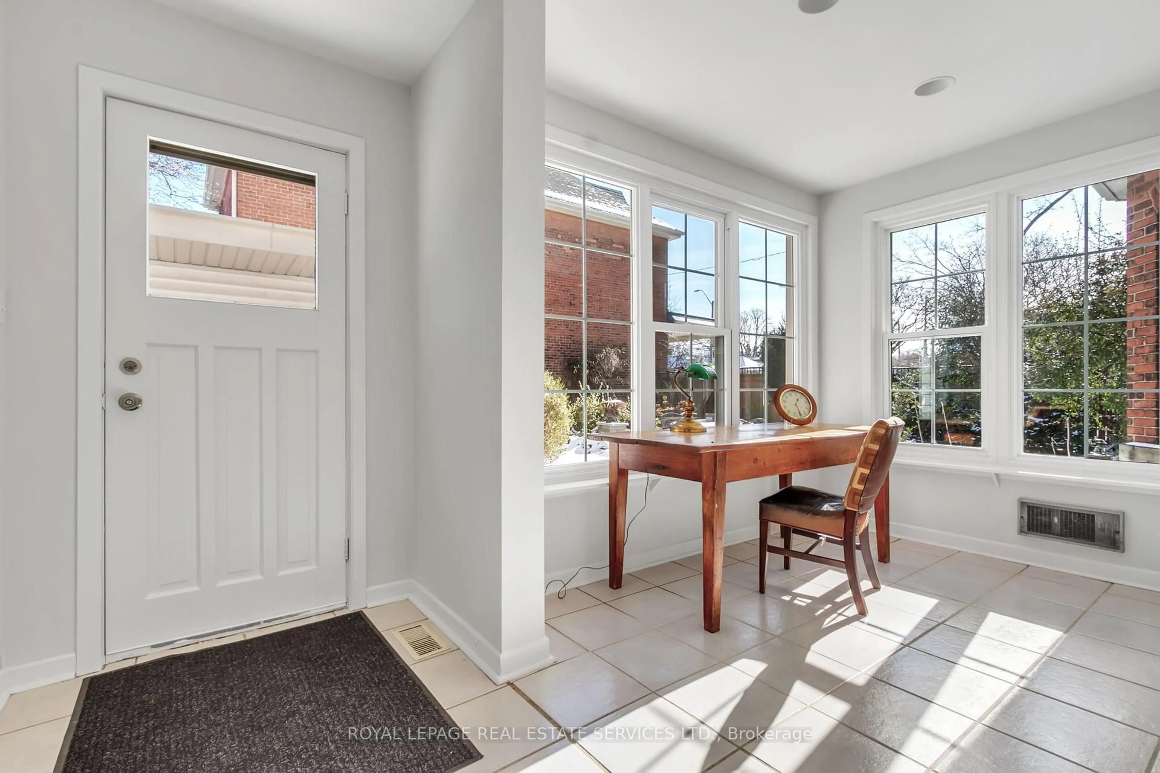 Indoor entryway for 8 Duff St, Hamilton Ontario L9C 1A7