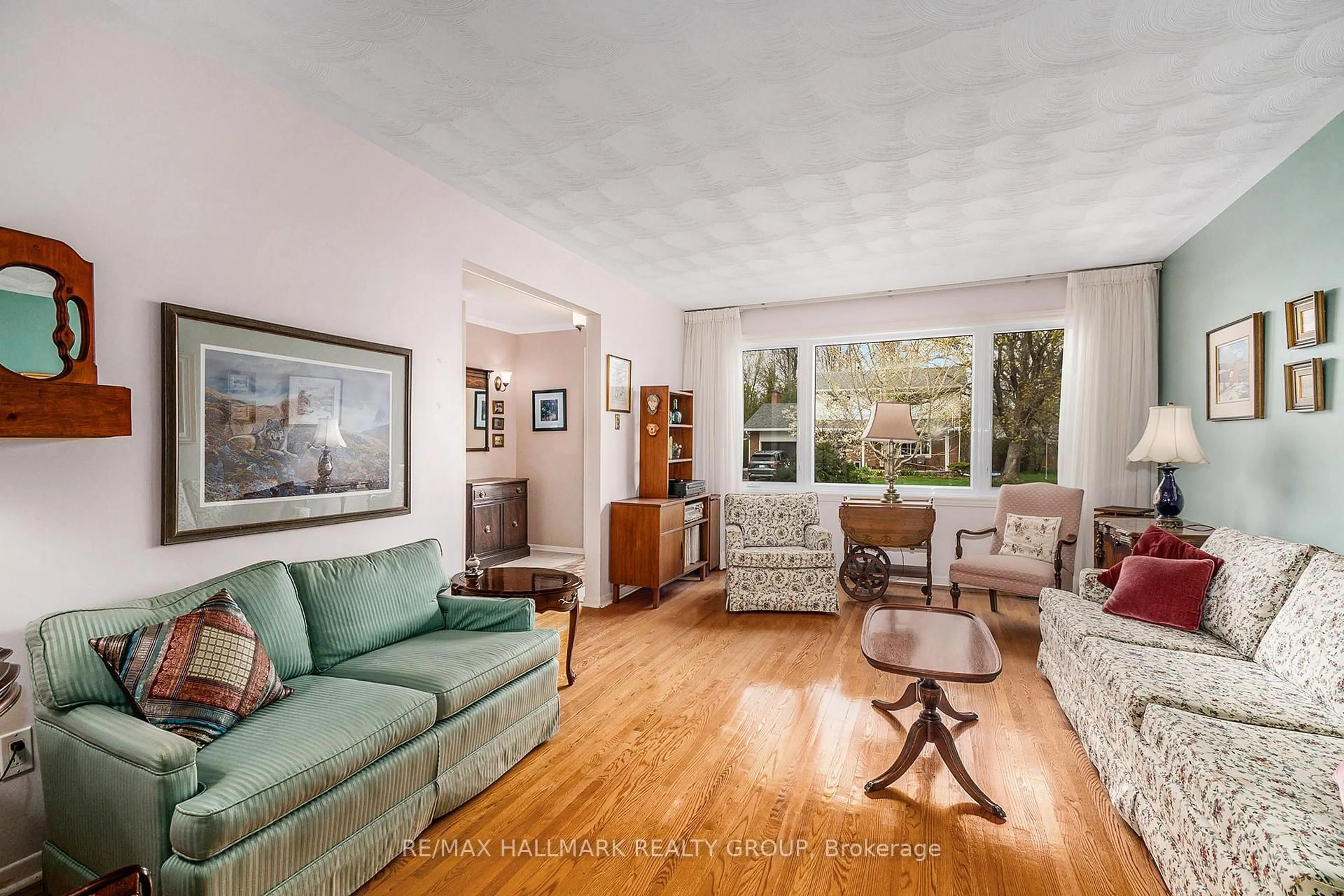Living room with furniture, unknown for 904 Rand Ave, Ottawa Ontario K1V 6X4