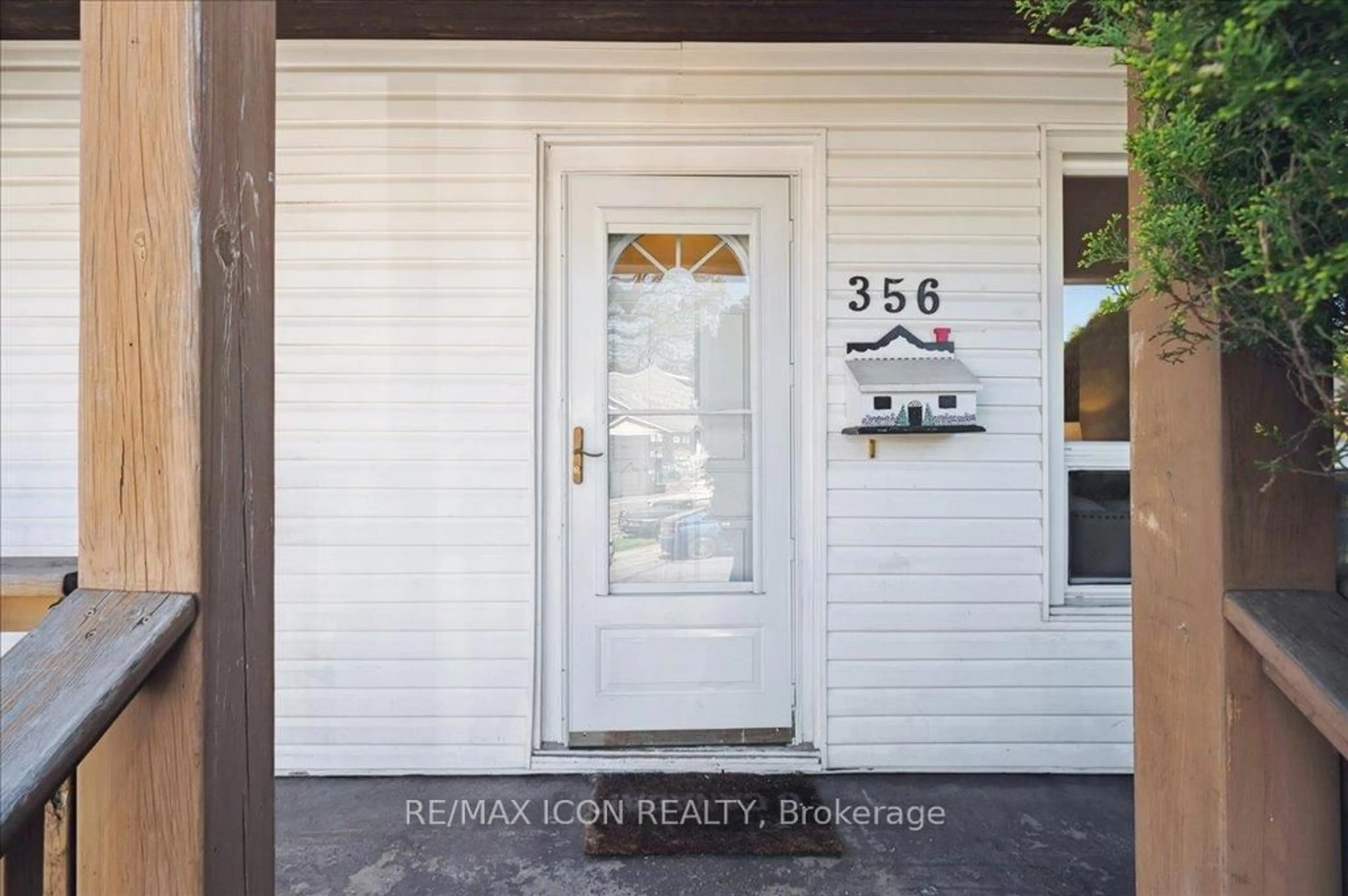 Indoor entryway for 356 Fairfield Ave, Hamilton Ontario L8H 5H9