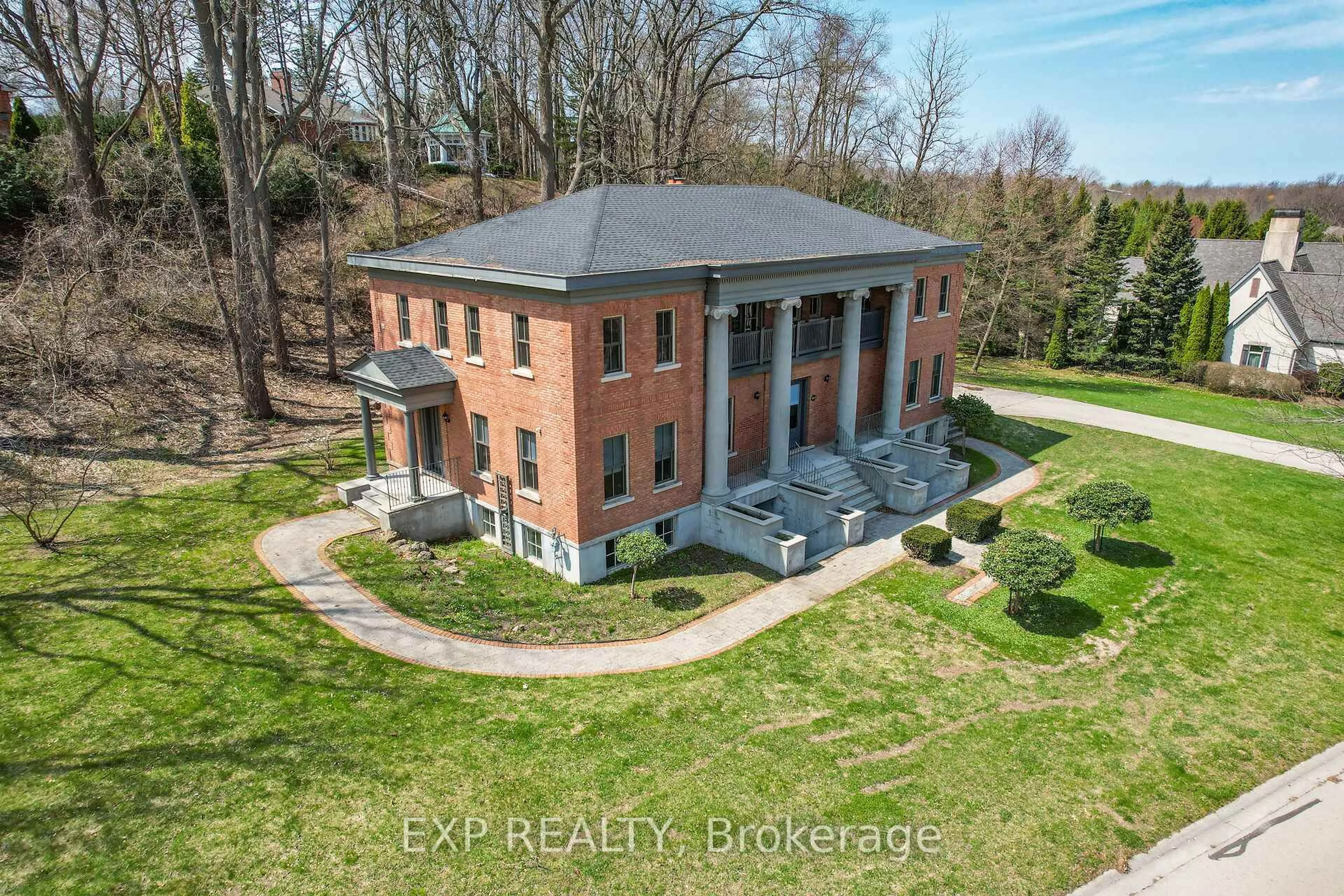 A pic from outside/outdoor area/front of a property/back of a property/a pic from drone, building for 6638 Calaguiro Dr, Niagara Falls Ontario L2J 4L6