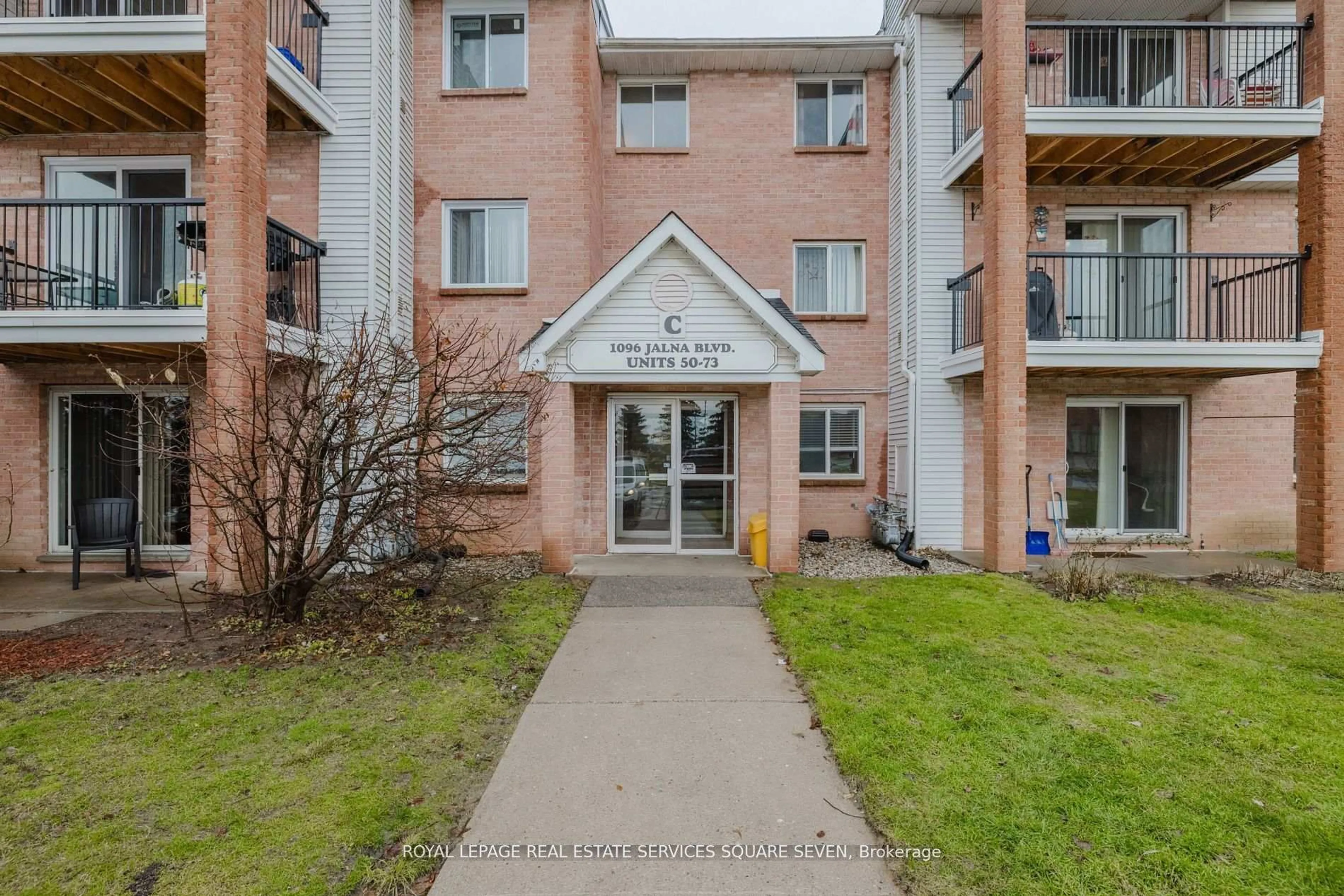 Indoor foyer for 1096 Jalna Blvd #65, London South Ontario N6E 3B8