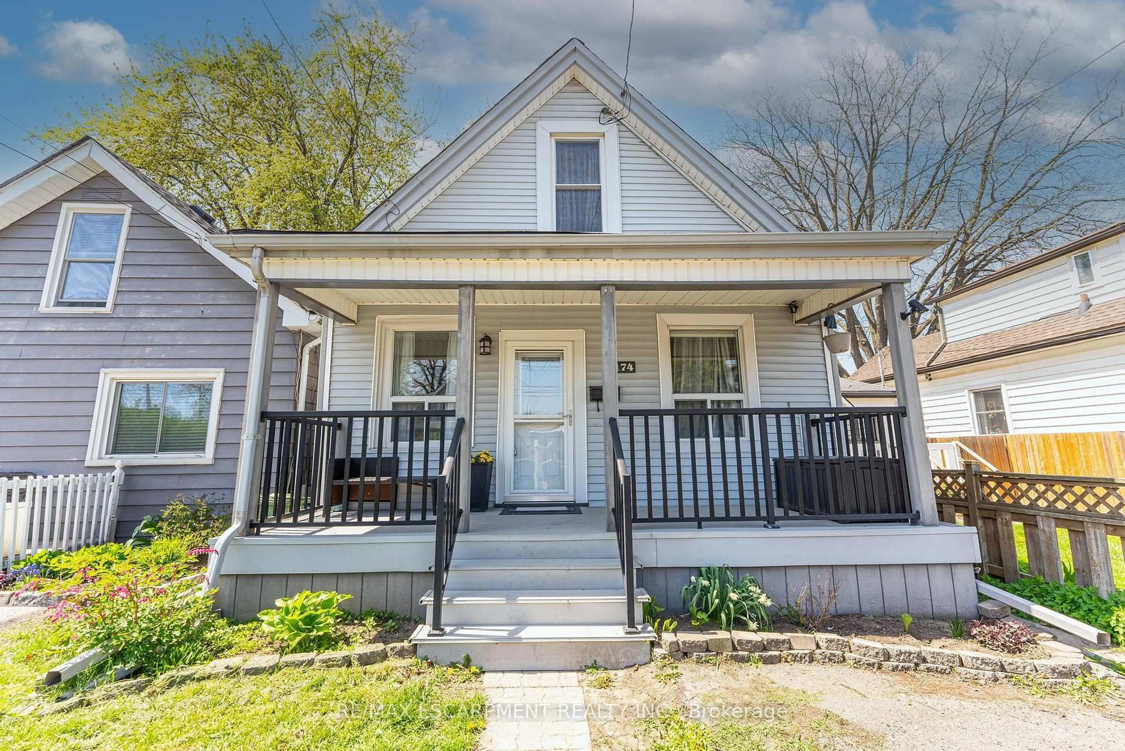 Home with vinyl exterior material, street for 174 East 24th St, Hamilton Ontario L8V 2Y3