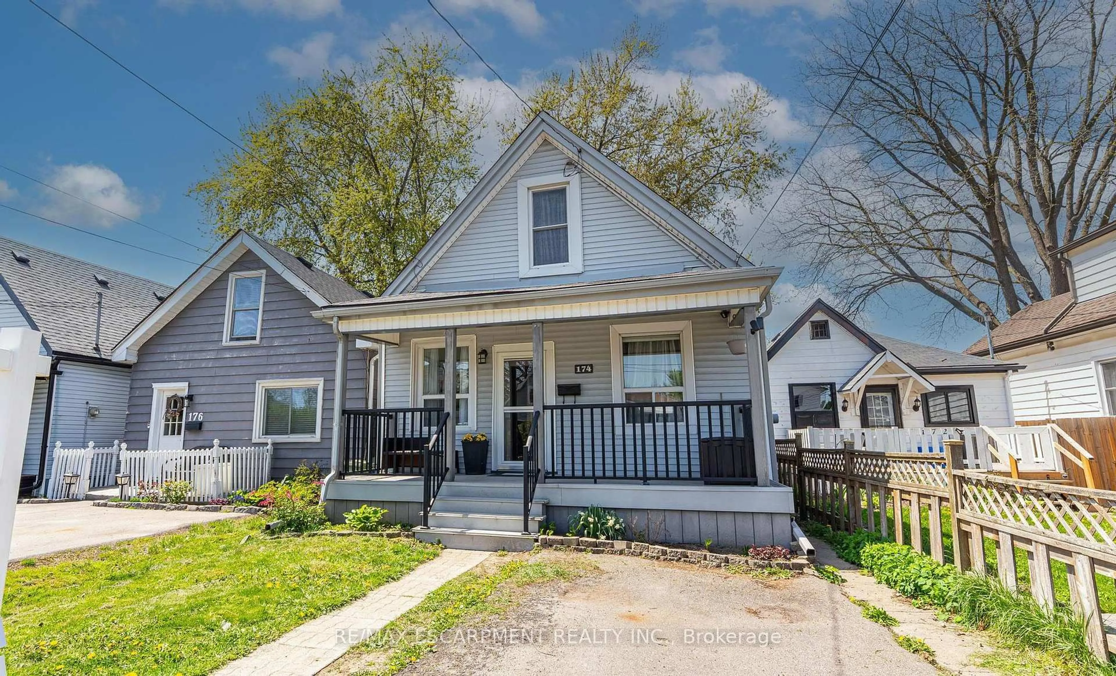 Home with vinyl exterior material, street for 174 East 24th St, Hamilton Ontario L8V 2Y3