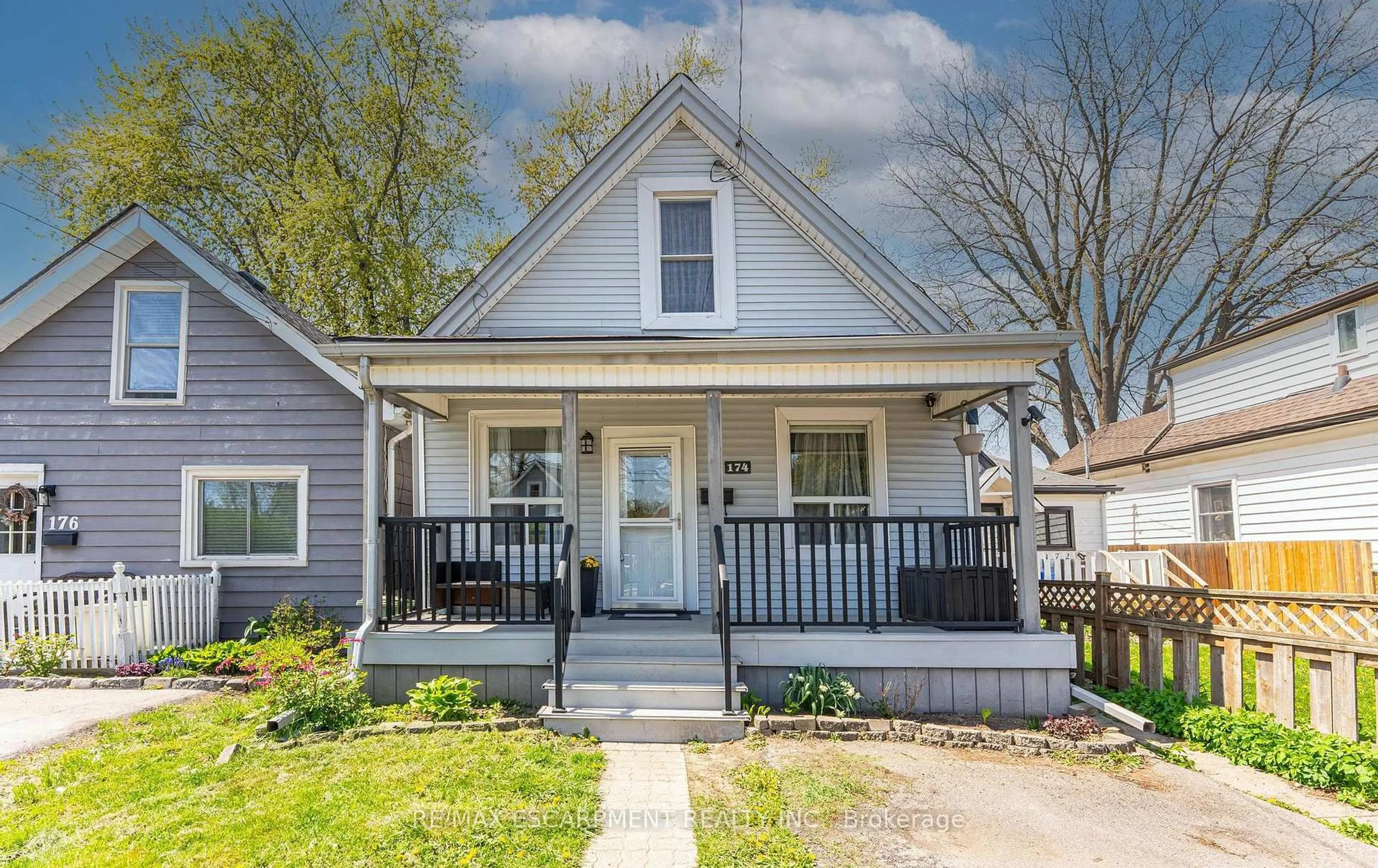 Home with vinyl exterior material, street for 174 East 24th St, Hamilton Ontario L8V 2Y3