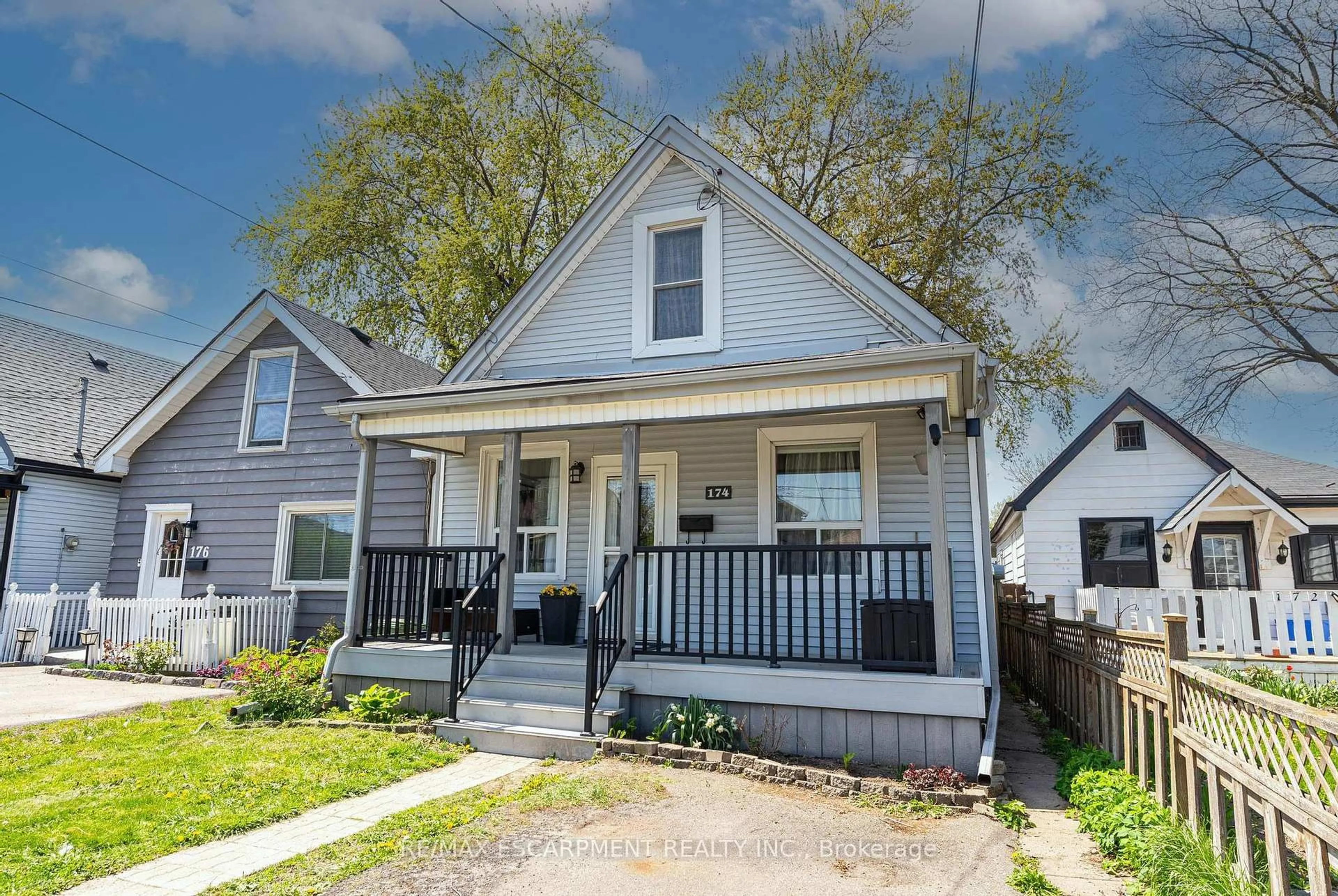 Home with vinyl exterior material, street for 174 East 24th St, Hamilton Ontario L8V 2Y3
