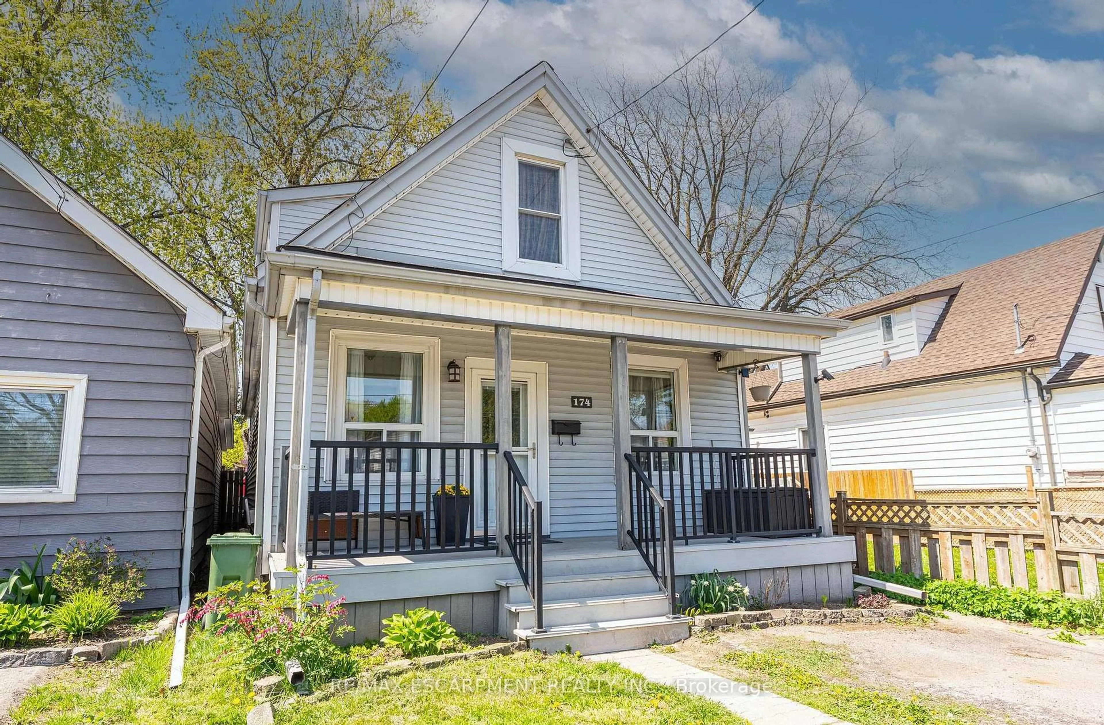 Home with vinyl exterior material, street for 174 East 24th St, Hamilton Ontario L8V 2Y3