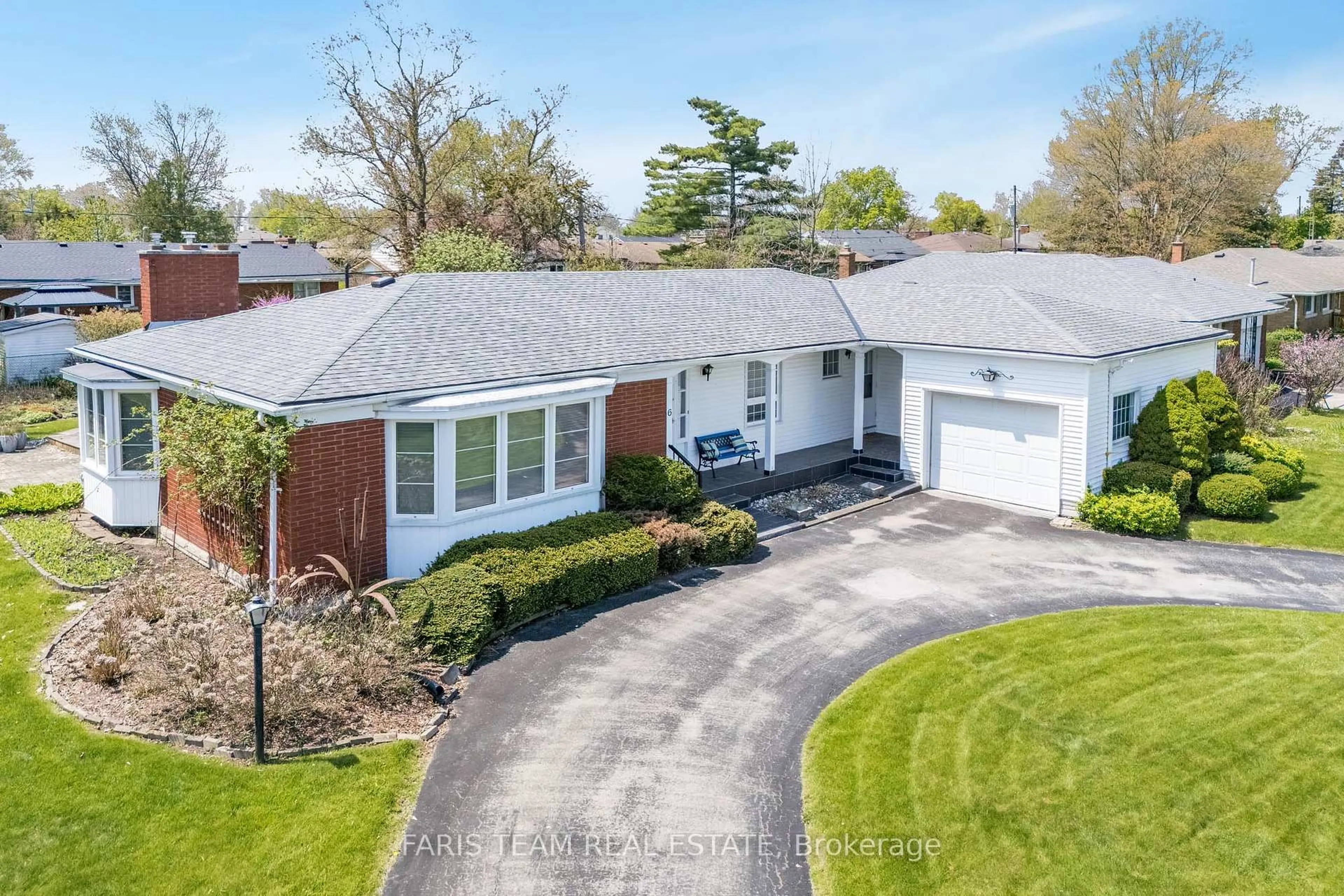 A pic from outside/outdoor area/front of a property/back of a property/a pic from drone, street for 6 Glendale Dr, Welland Ontario L3C 4Y6
