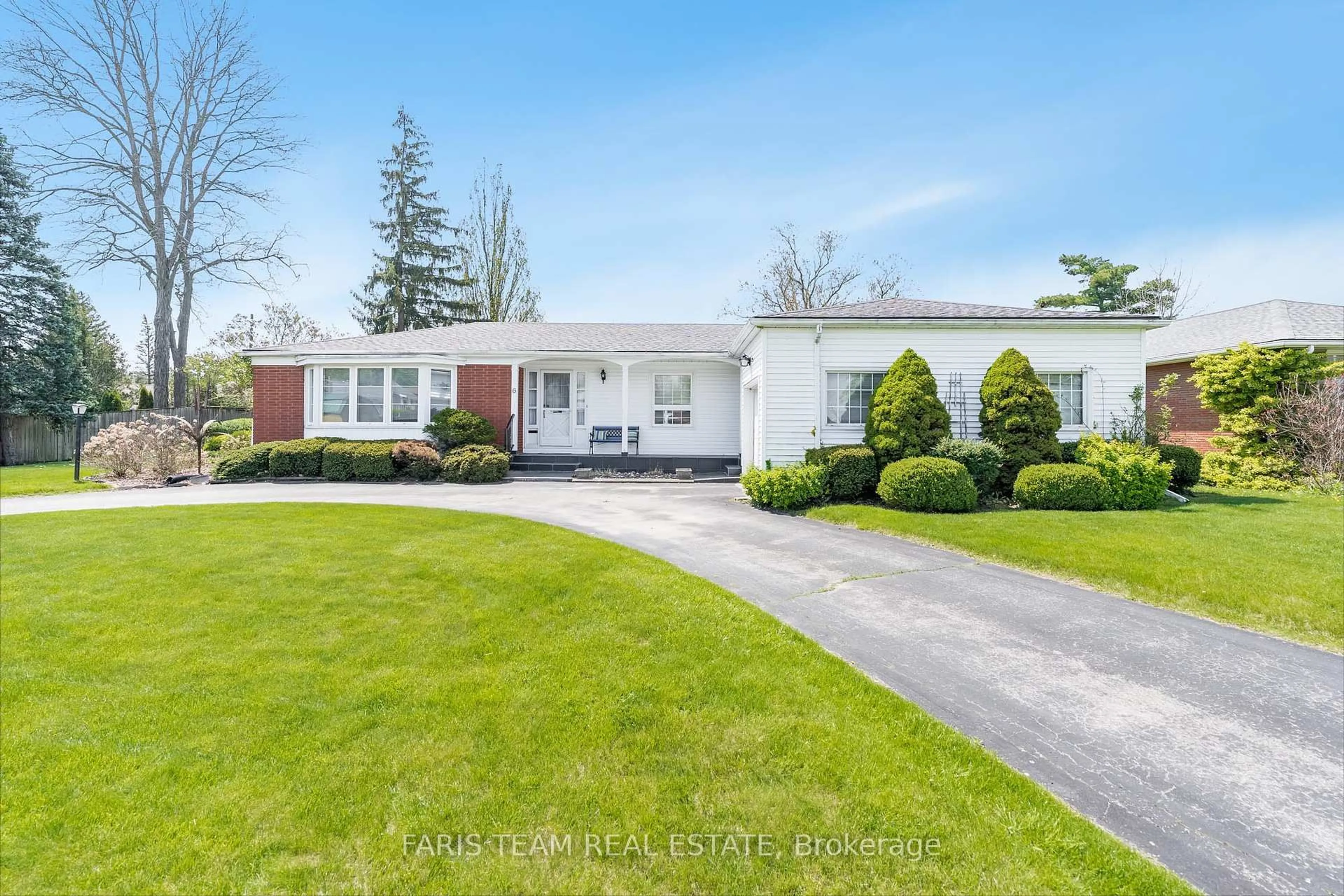 Home with vinyl exterior material, street for 6 Glendale Dr, Welland Ontario L3C 4Y6