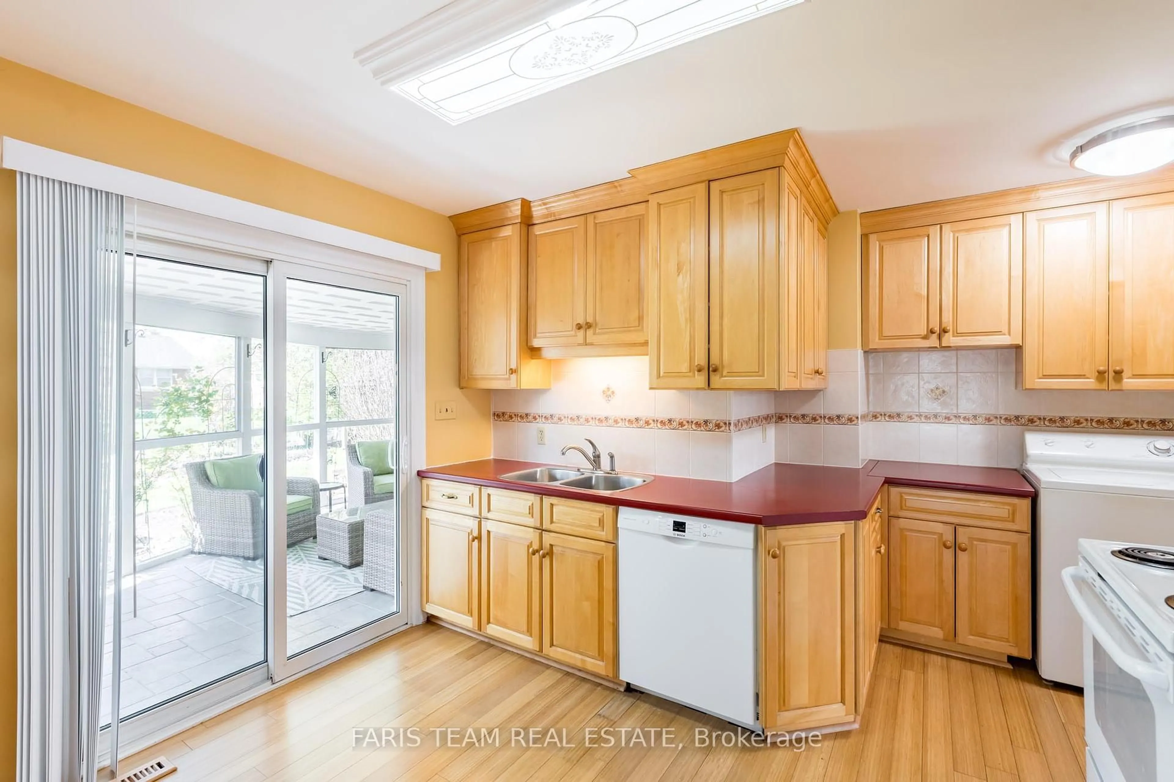 Standard kitchen, unknown for 6 Glendale Dr, Welland Ontario L3C 4Y6