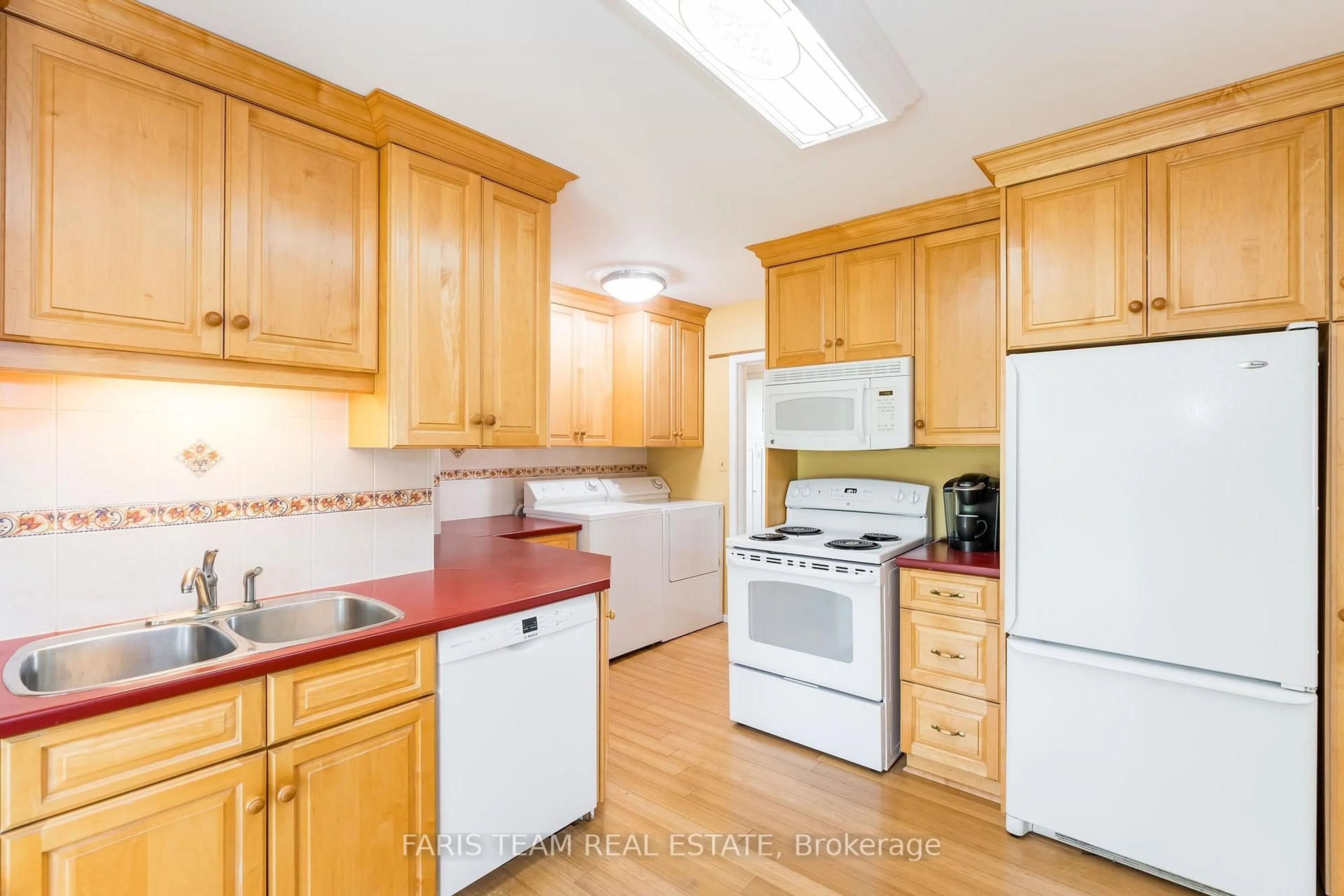 Standard kitchen, unknown for 6 Glendale Dr, Welland Ontario L3C 4Y6