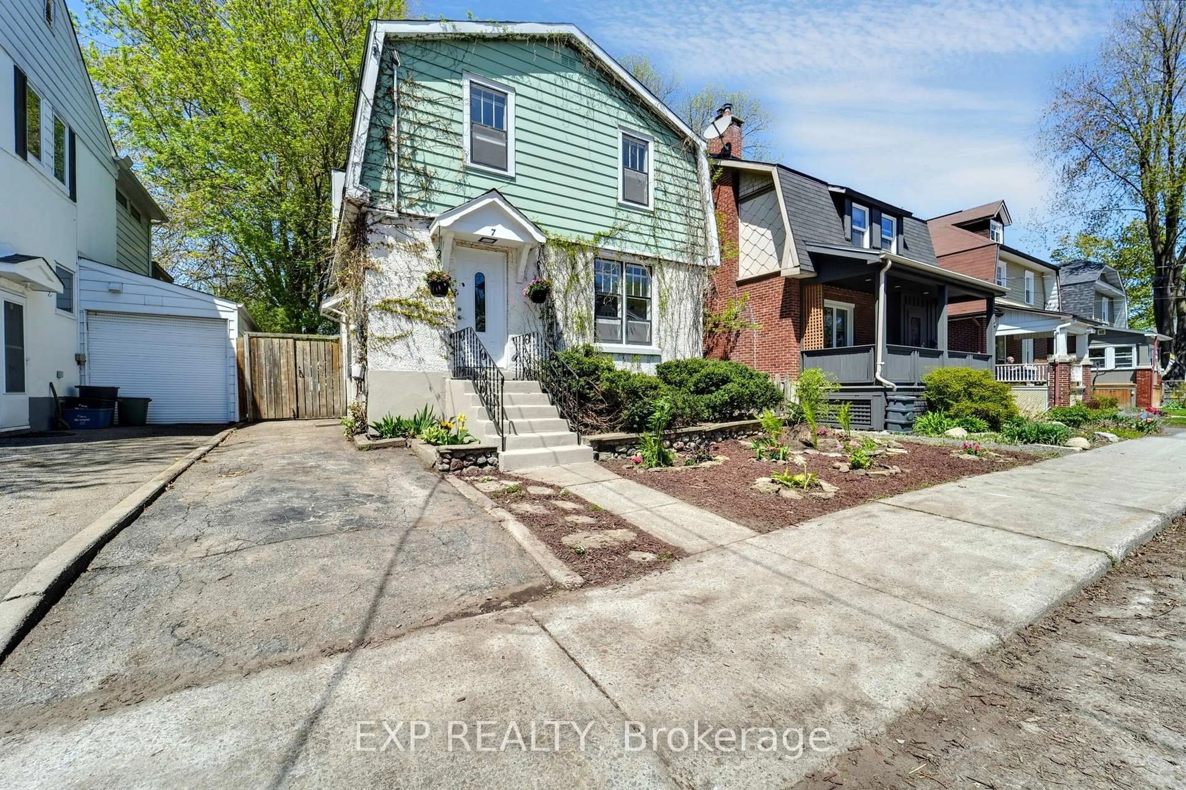 A pic from outside/outdoor area/front of a property/back of a property/a pic from drone, street for 7 Raleigh St, Ottawa Ontario K1S 3C3