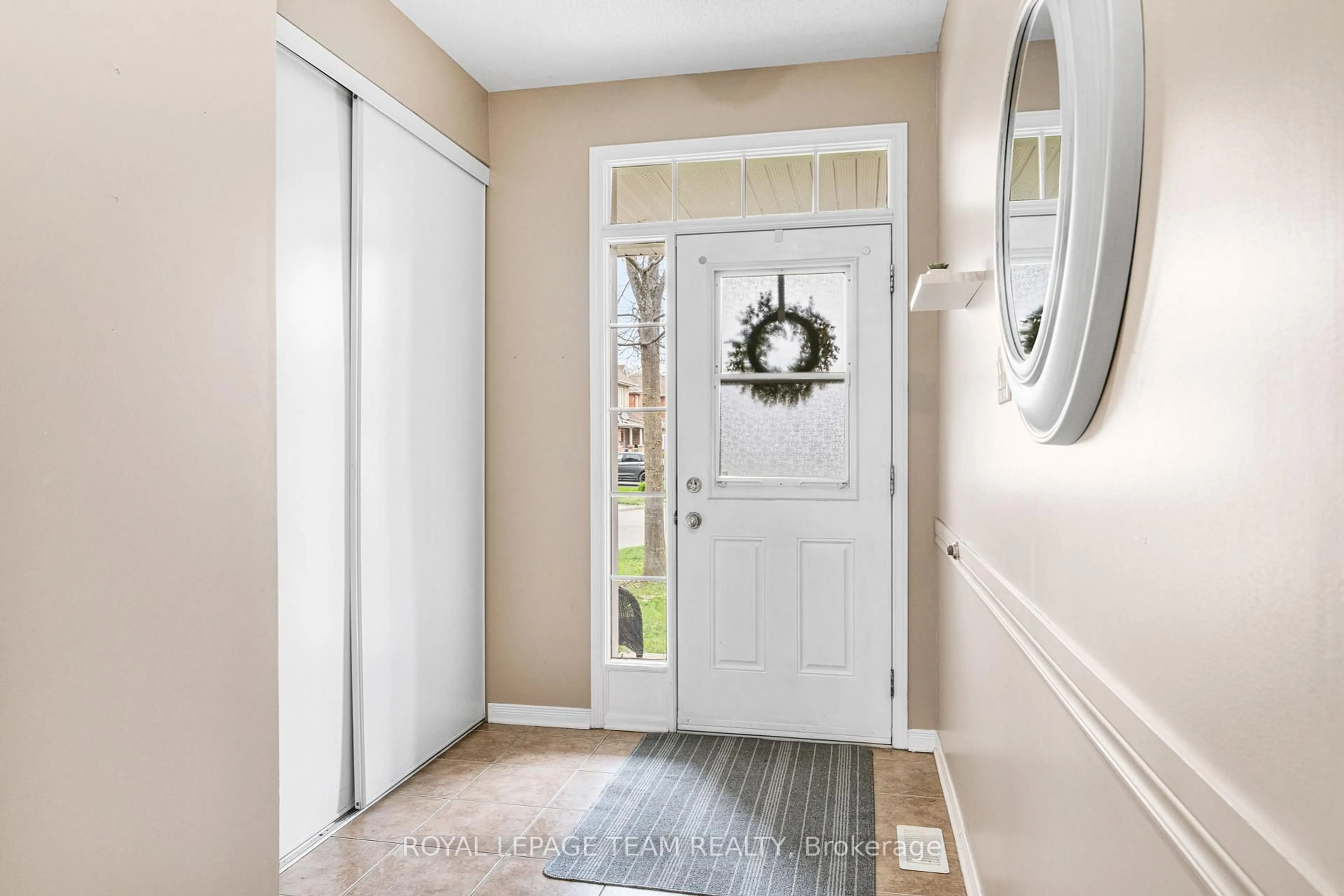 Indoor entryway for 104 Stedman St, Ottawa Ontario K1T 0B4