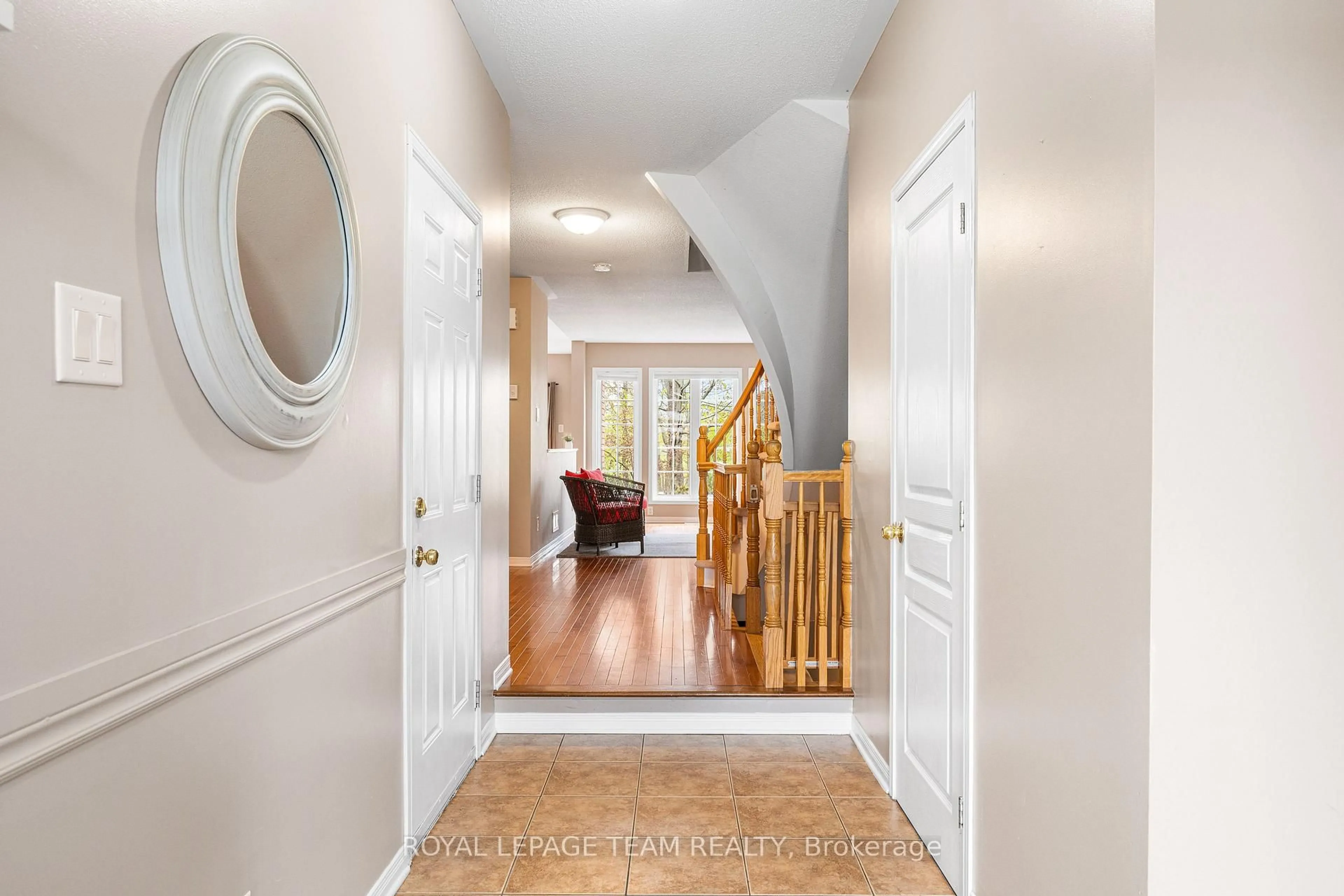 Indoor entryway for 104 Stedman St, Ottawa Ontario K1T 0B4