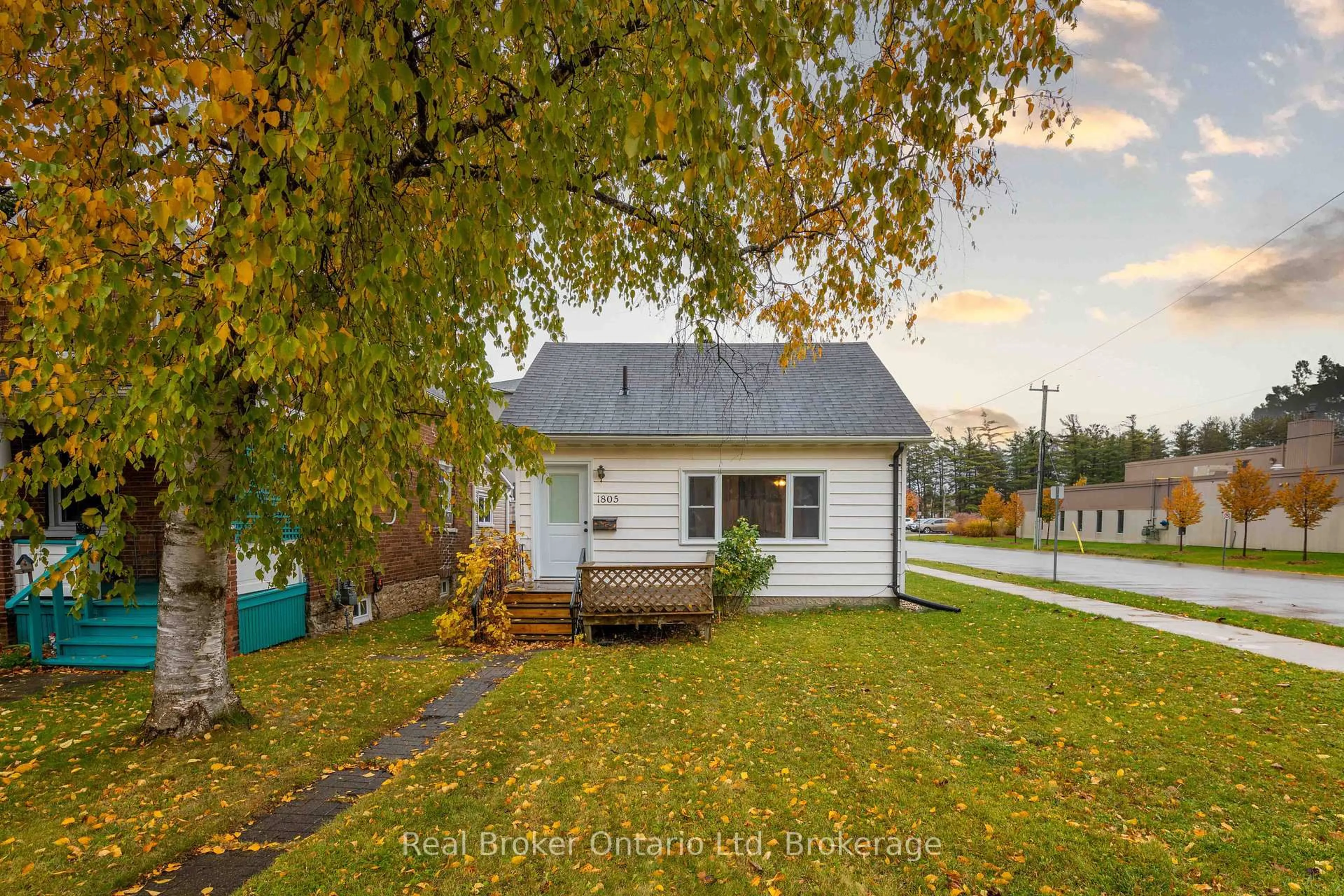 A pic from outside/outdoor area/front of a property/back of a property/a pic from drone, street for 1805 3rd Ave, Owen Sound Ontario N4K 4R7