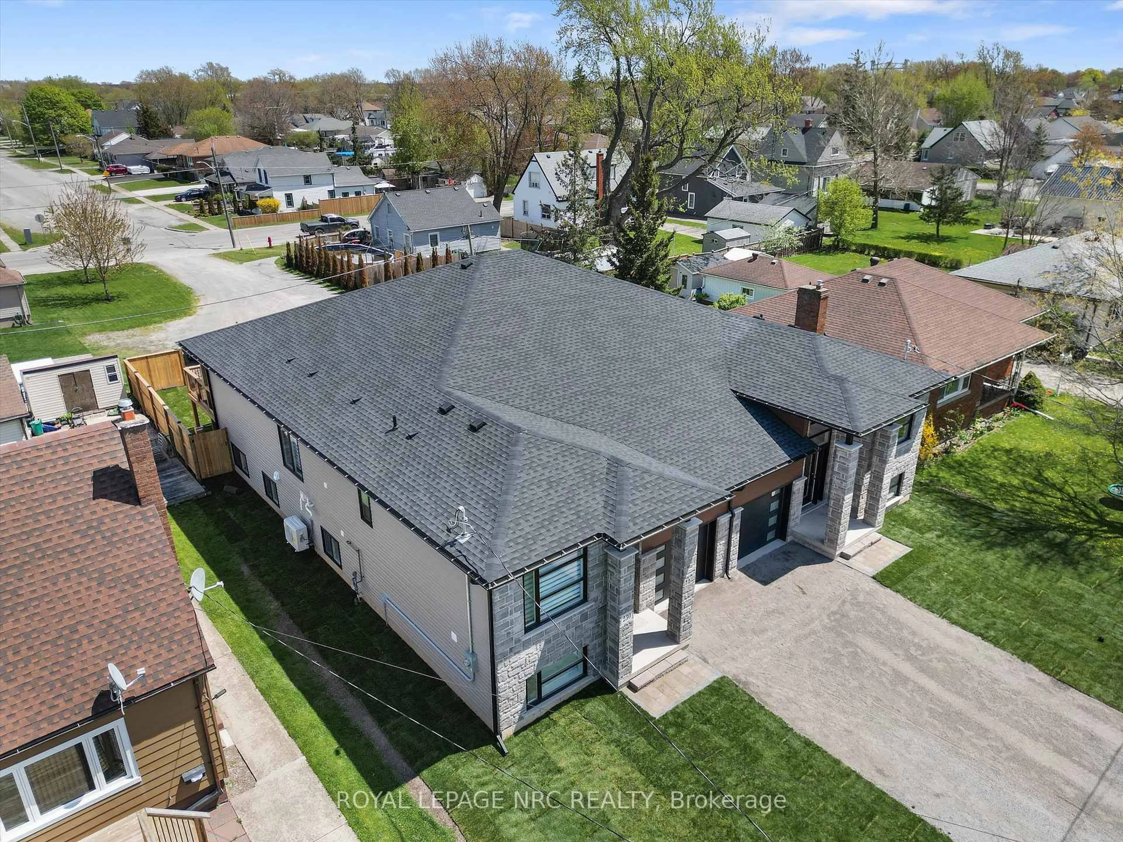 A pic from outside/outdoor area/front of a property/back of a property/a pic from drone, street for 230 Knoll St, Port Colborne Ontario L3K 5B6